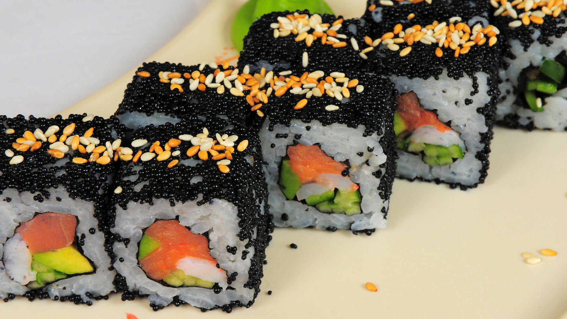 Вкусные роллы с черной икрой и красной рыбой