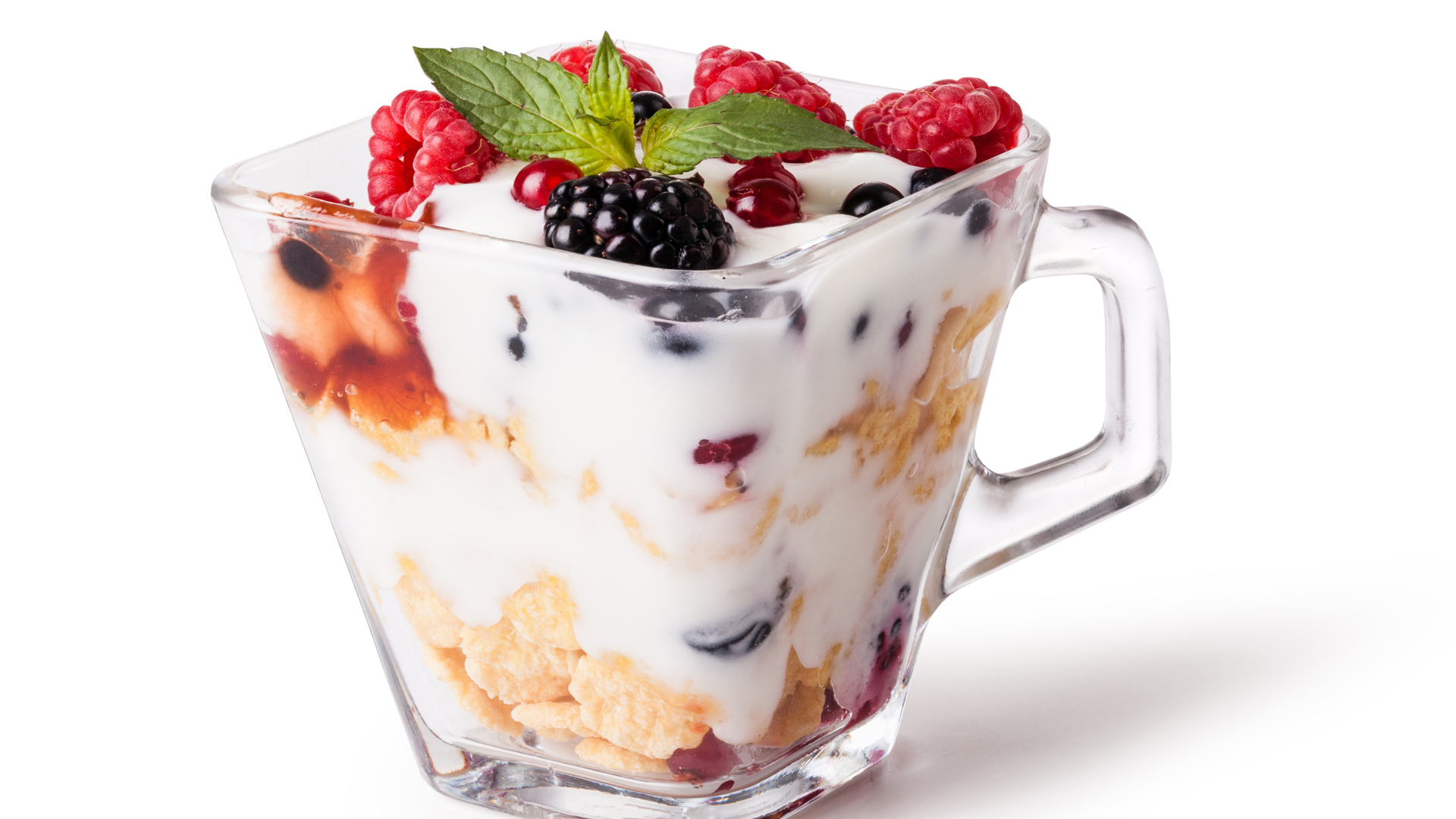 Хлопья с йогуртом и ягодами в стакане на белом фоне