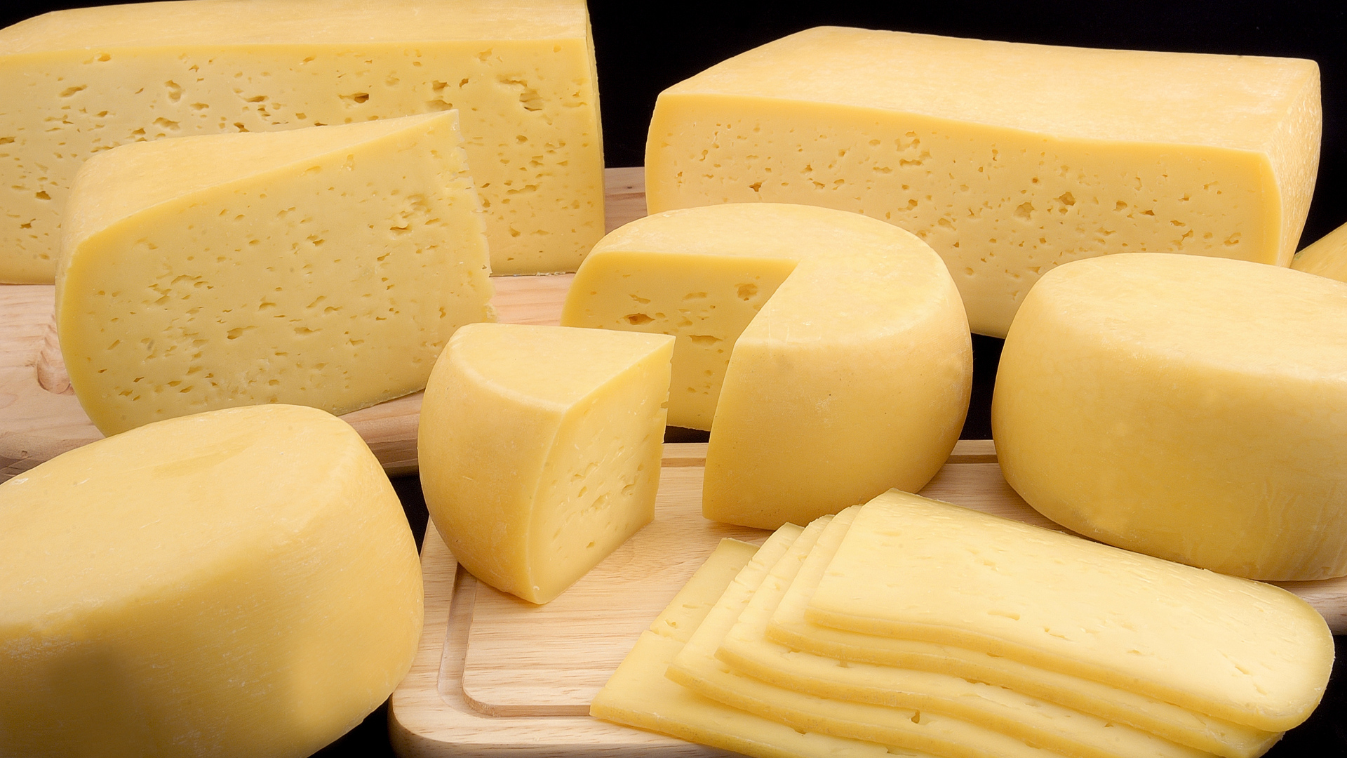 Свежие твердые сыры крупным планом