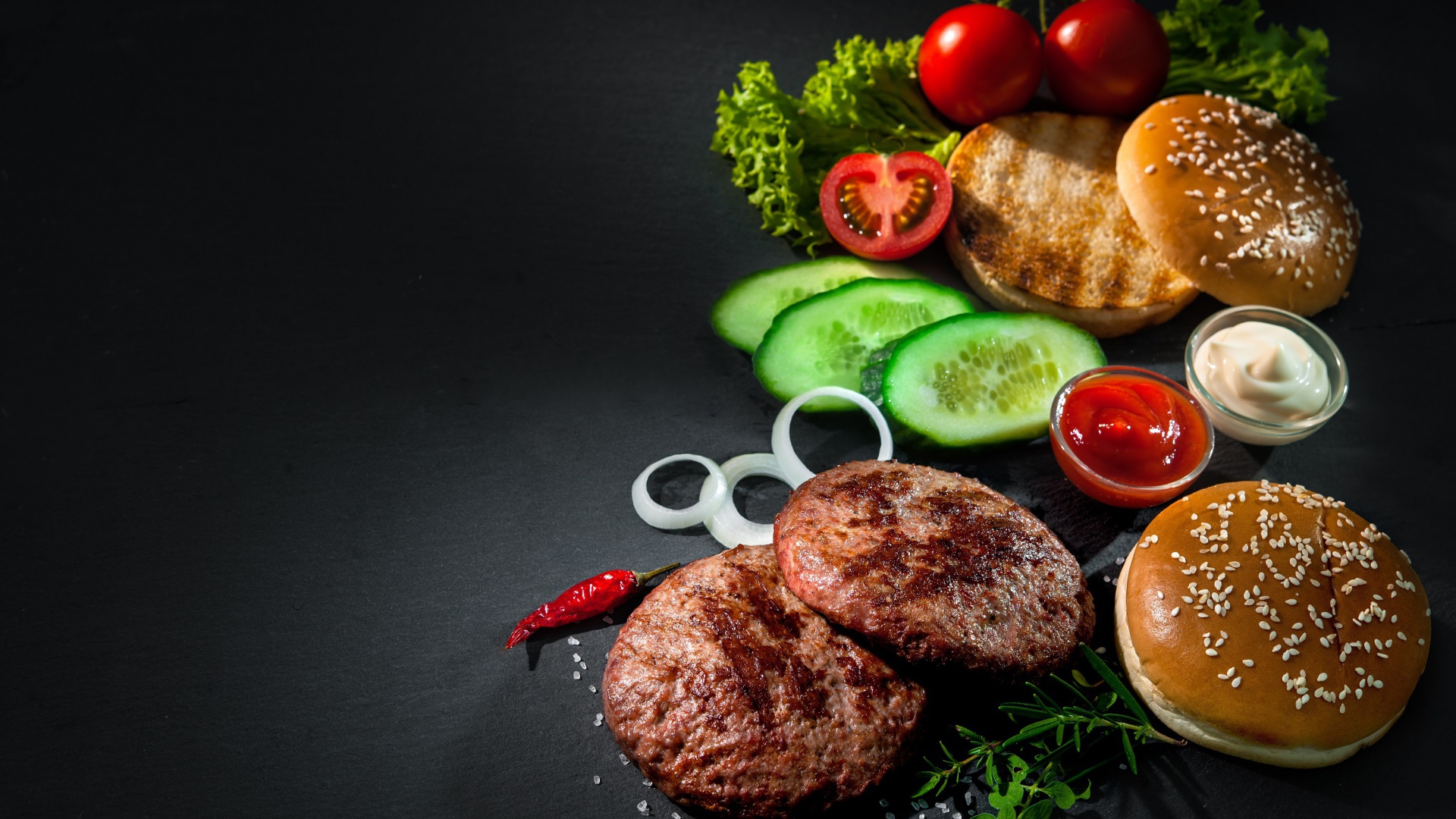 Свежие продукты для гамбургера на сером фоне