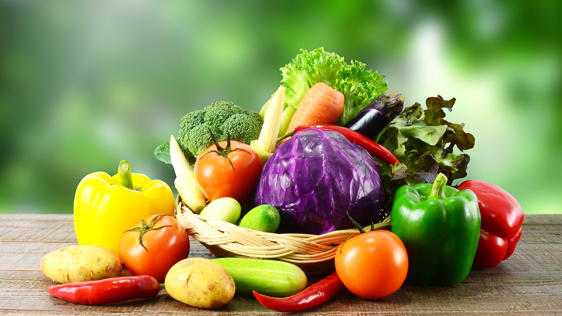 Свежие овощи в корзинке на столе