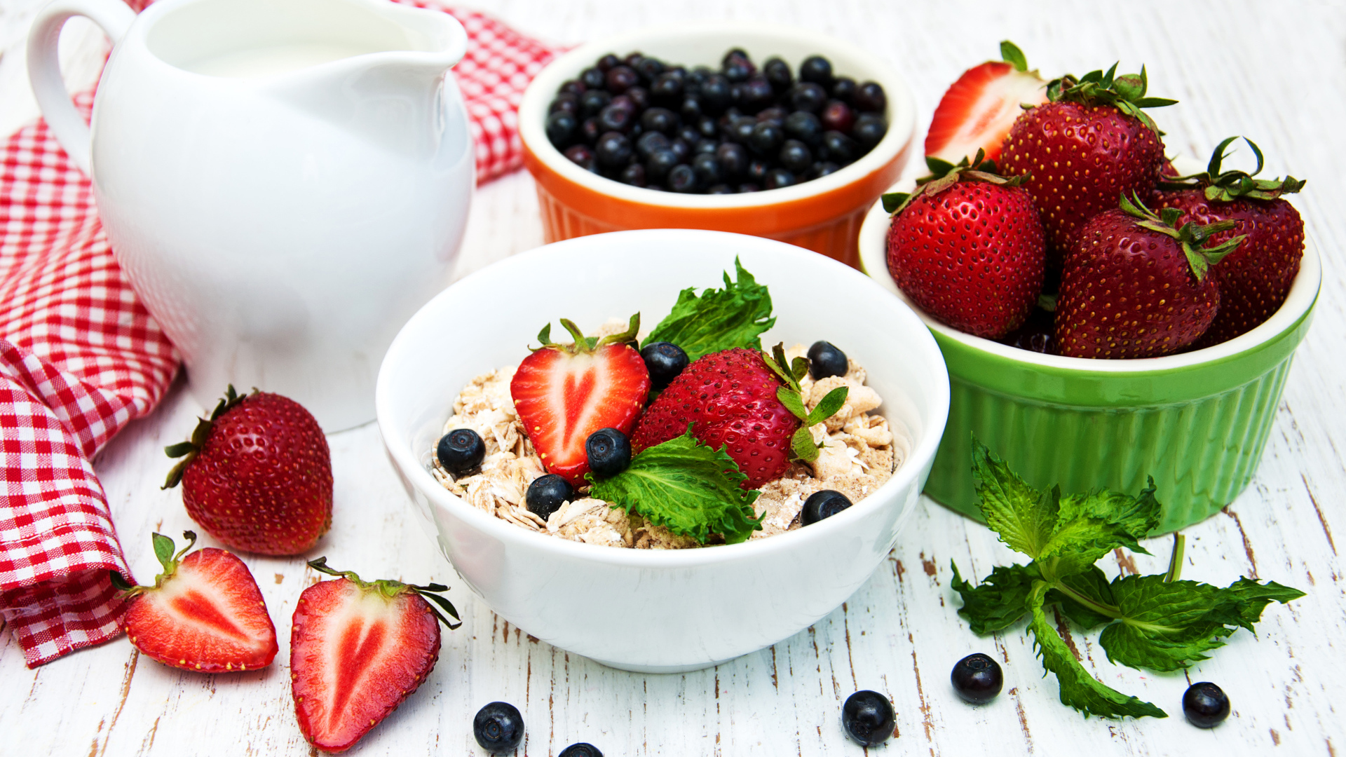 Овсяные хлопья и свежая клубника на завтрак 