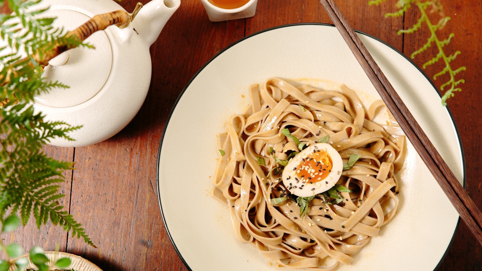 Паста с соусом и яйцом 