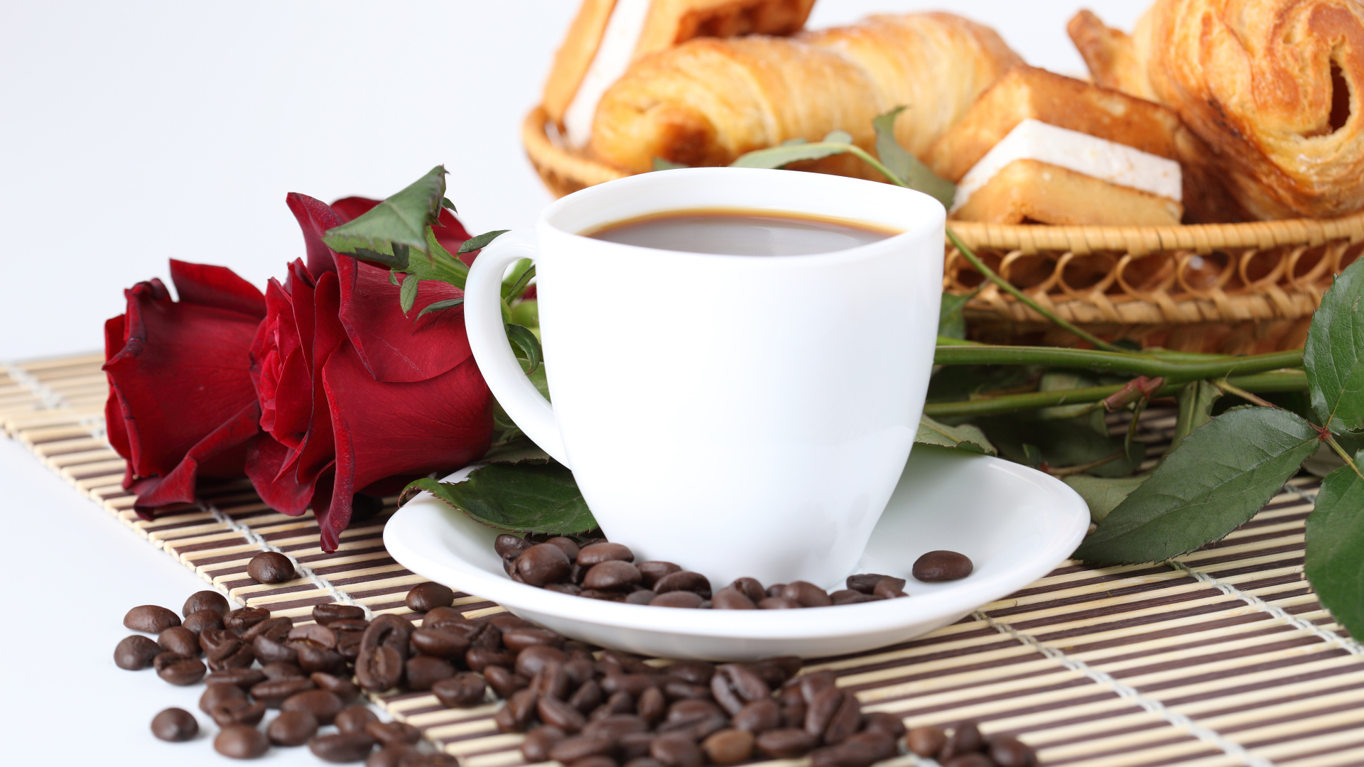 Романтический завтрак, кофе с выпечкой и красные розы 