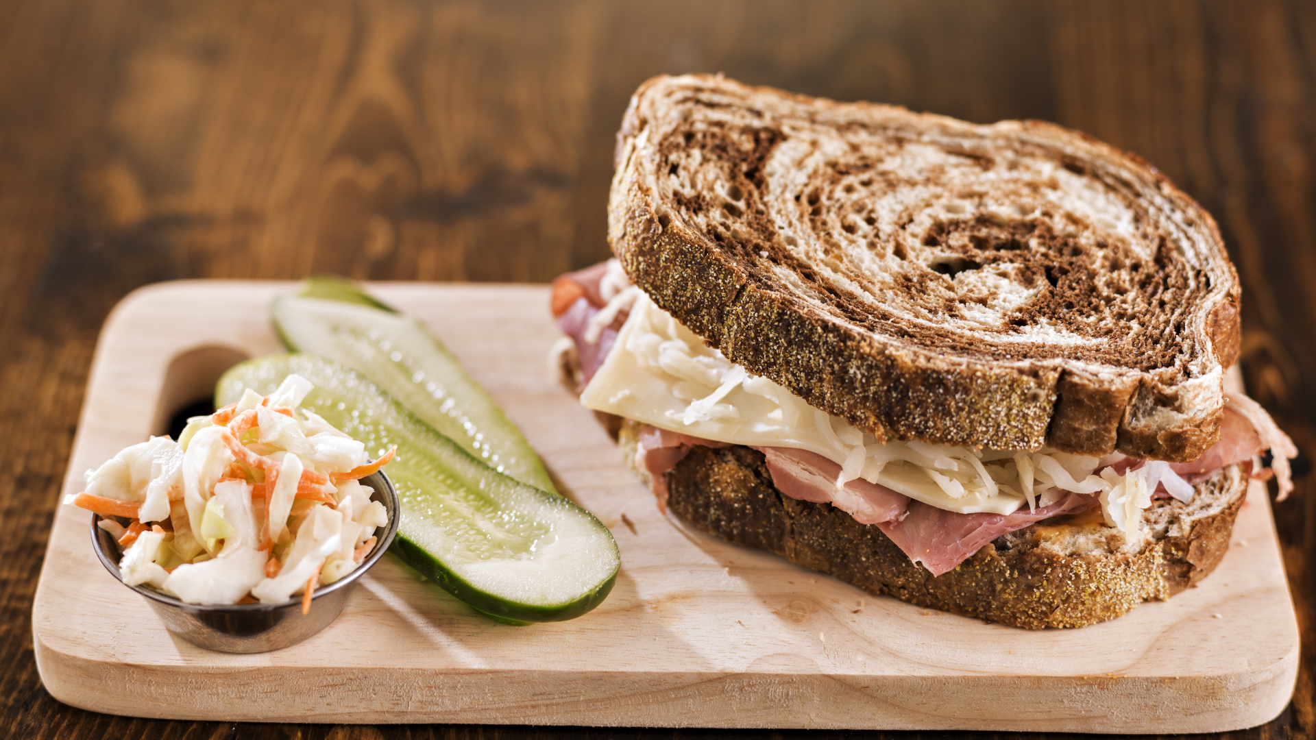 Сэндвич с овощами на разделочной доске 