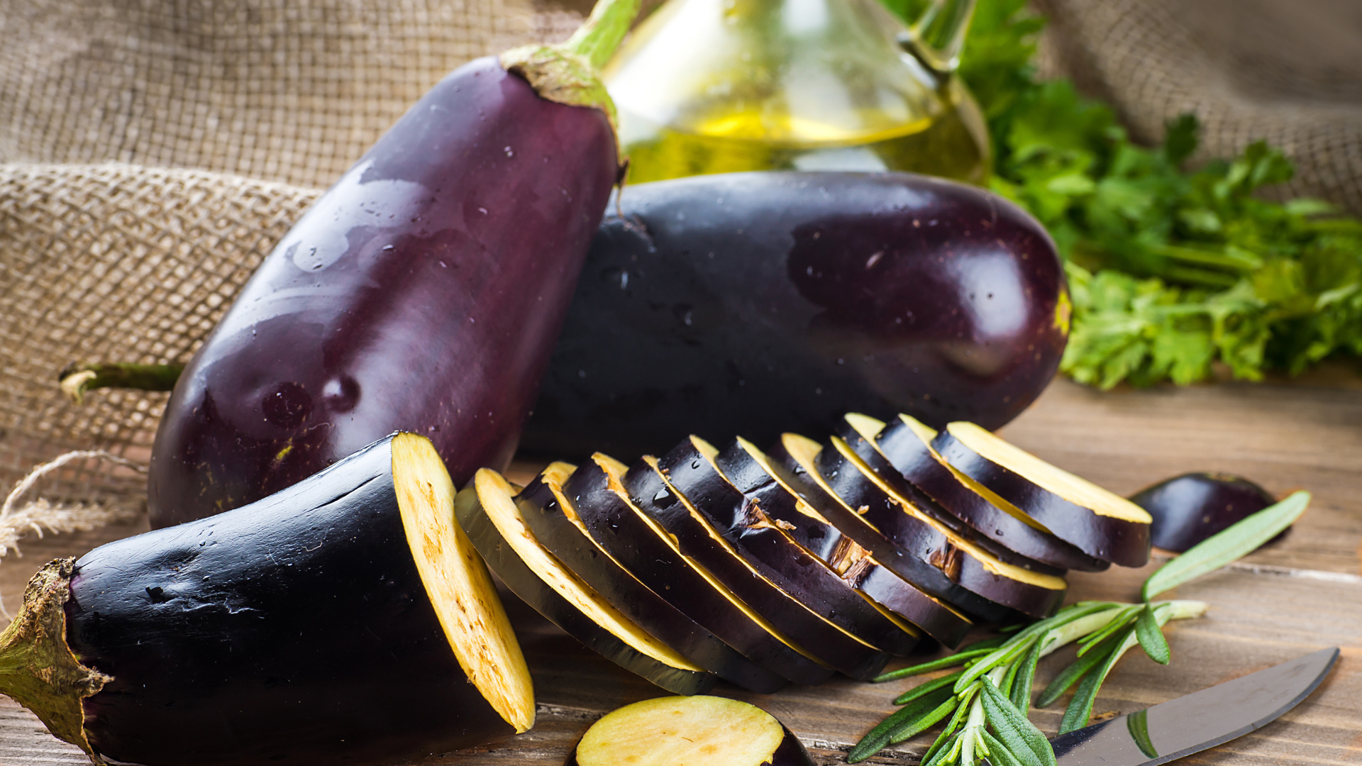 Нарезанный баклажан на столе крупным планом