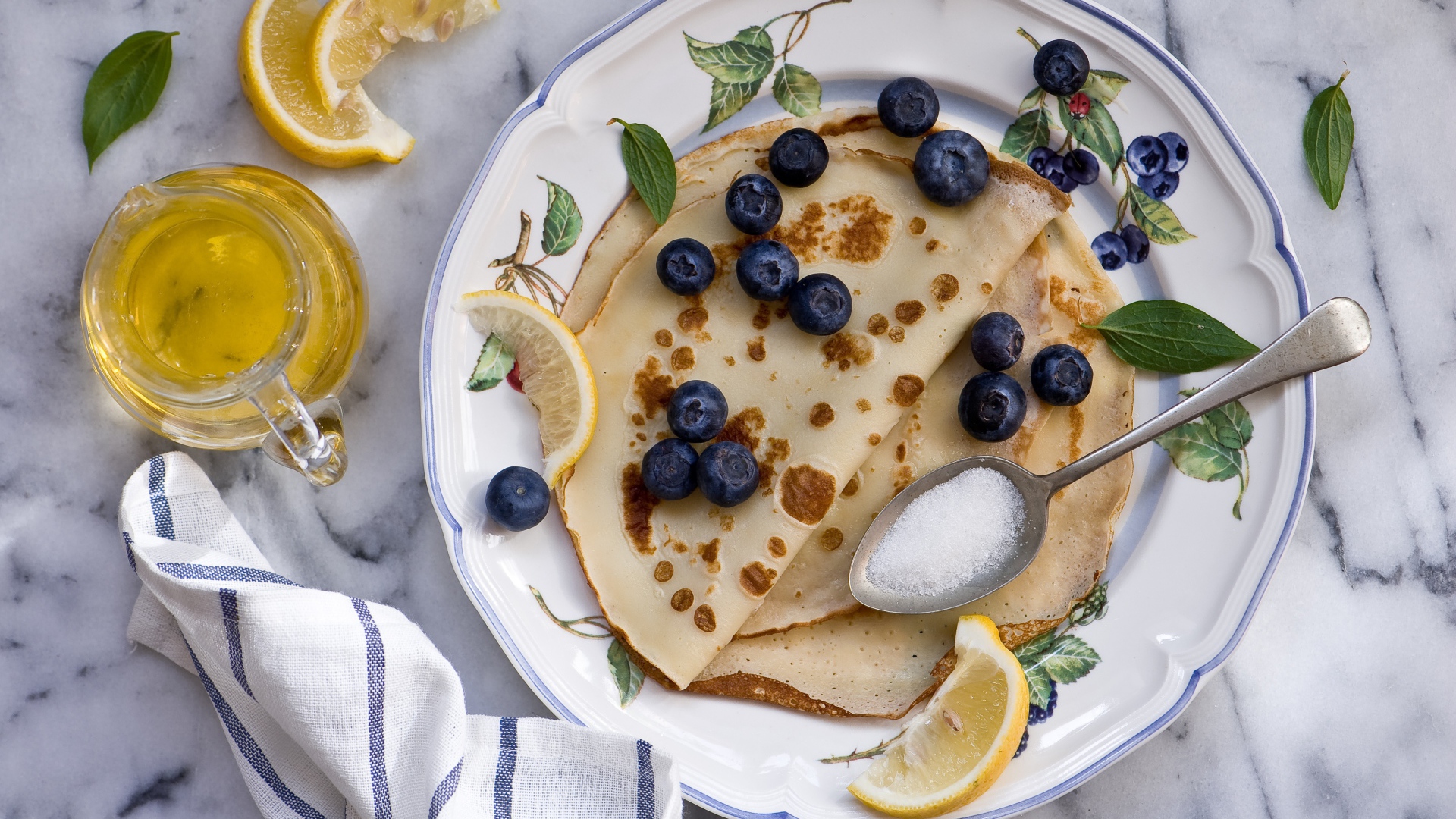 Тонкие блинчики с черникой, лимоном и медом
