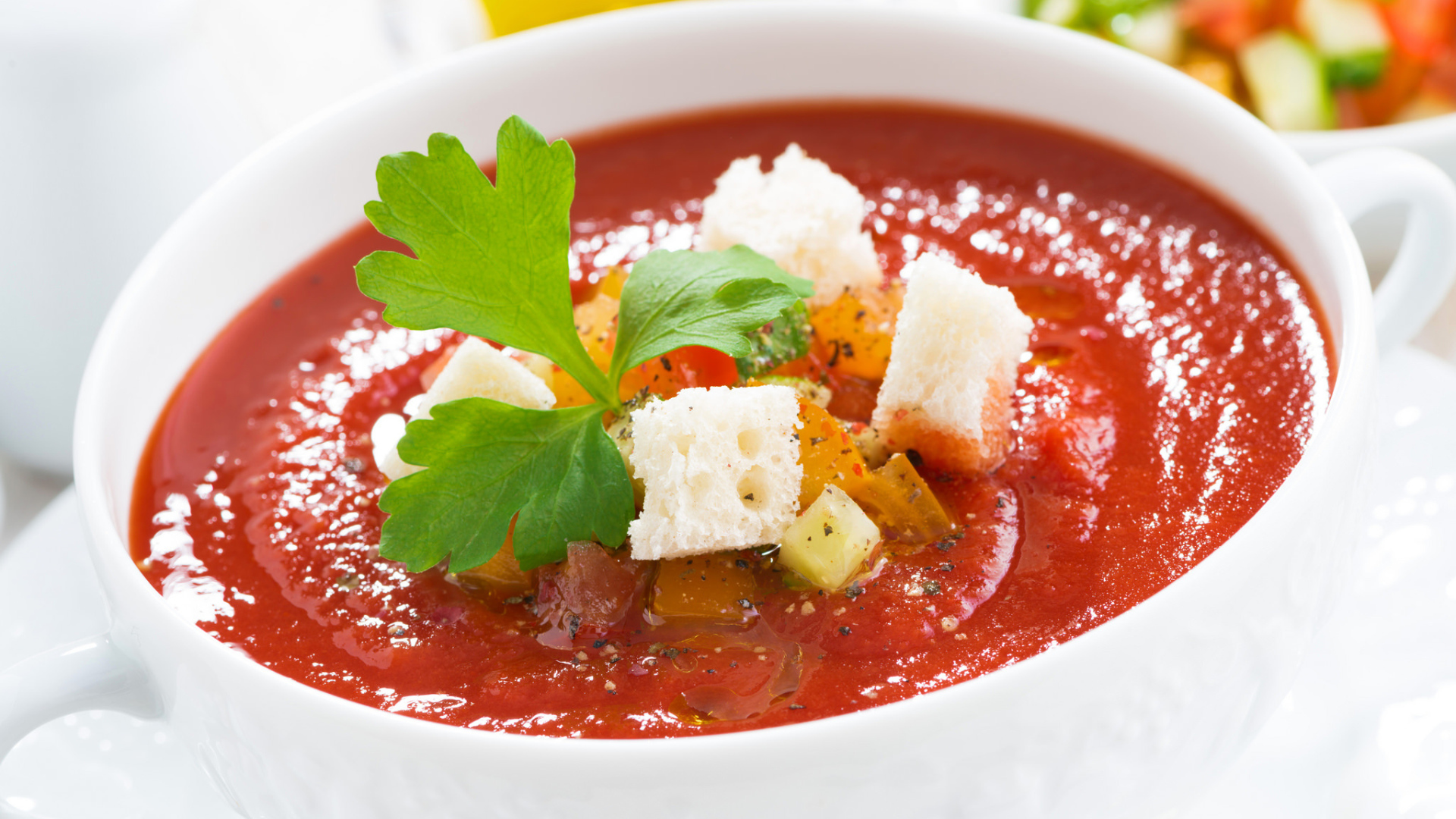 Томатный суп в белой тарелке с гренками 