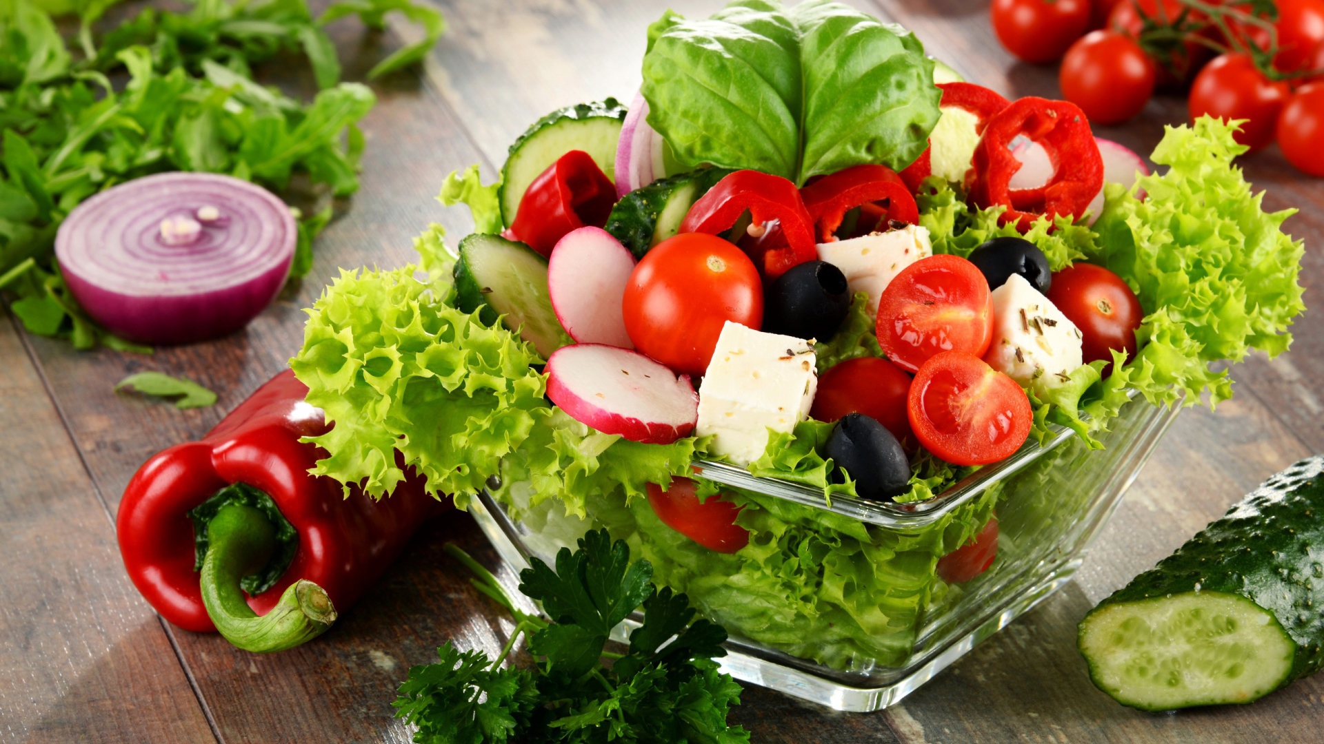 Овощной салат с сыром в стеклянной посуде 