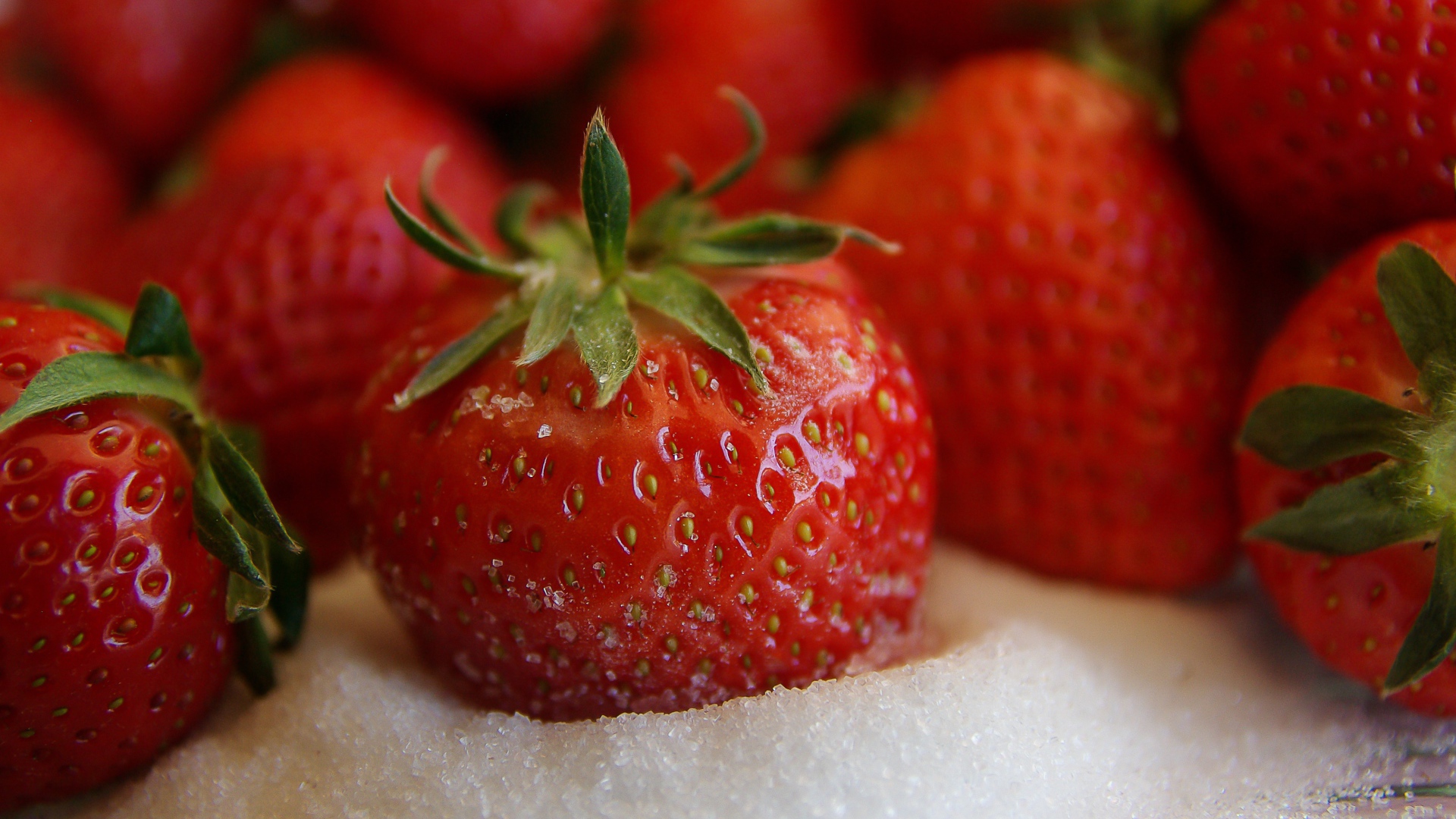 Аппетитная спелая клубника с сахаром 