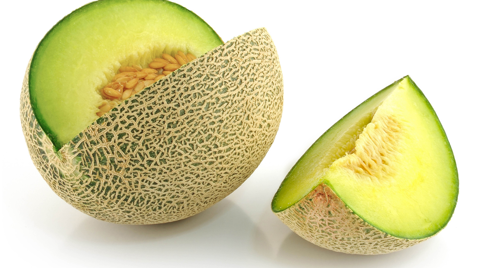 Ароматная дыня крупным планом на белом фоне