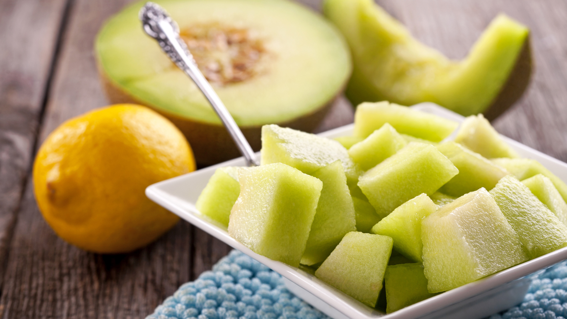 Кусочки дыни в тарелке 