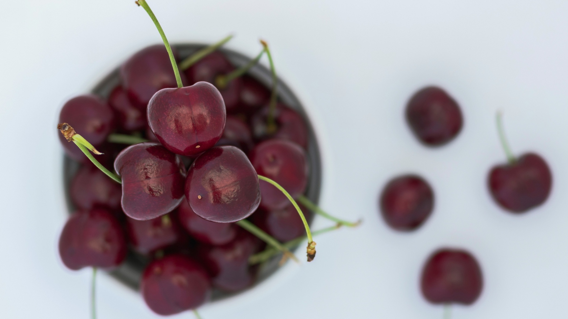 Спелые красные черешни лежат на столе