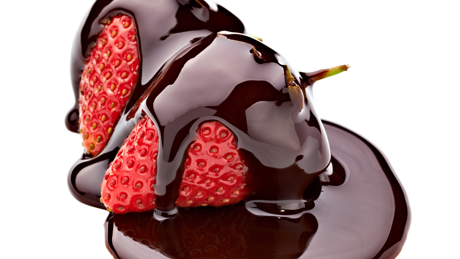 Клубника в черном шоколаде на белом фоне