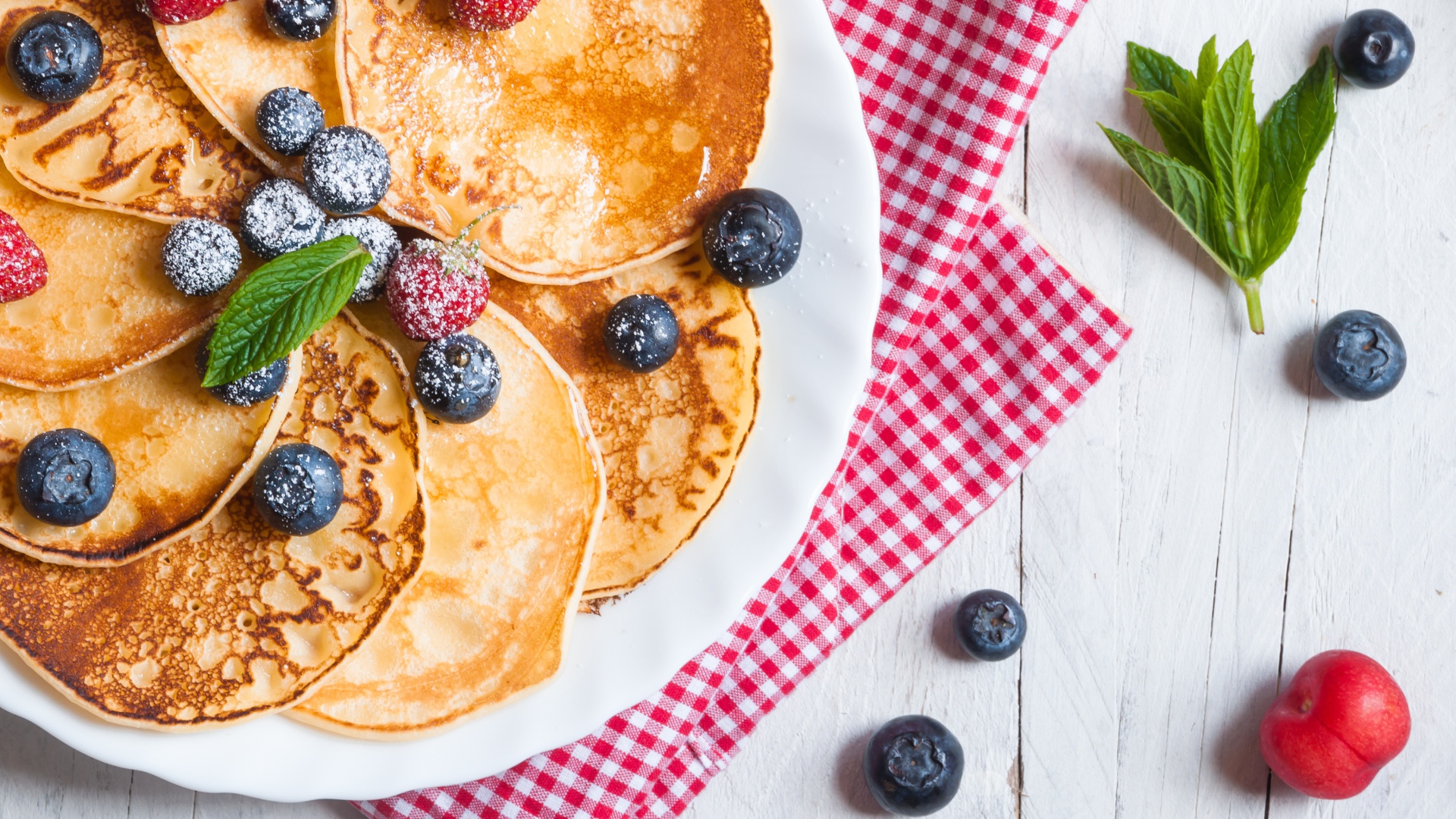 Аппетитные свежие оладьи с ягодами черники и земляники