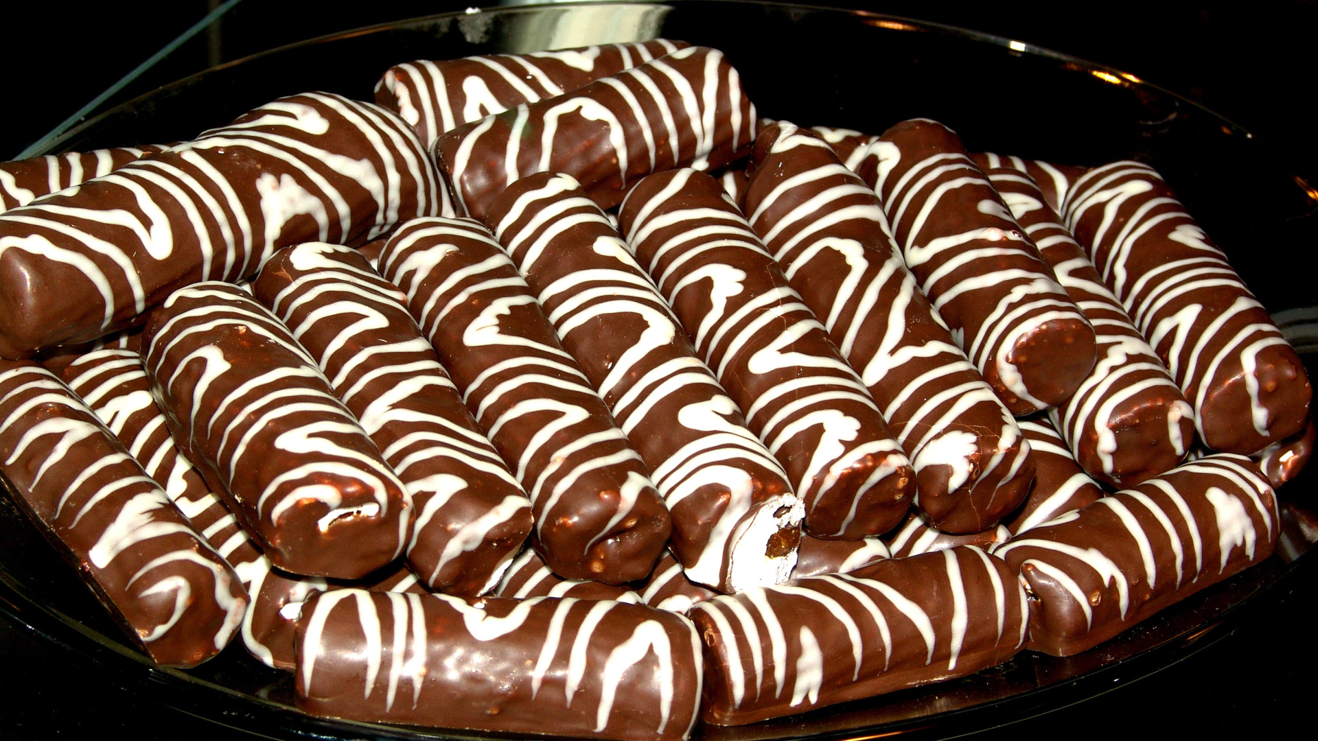 Кондитерское изделие трубочки в шоколаде с кремом