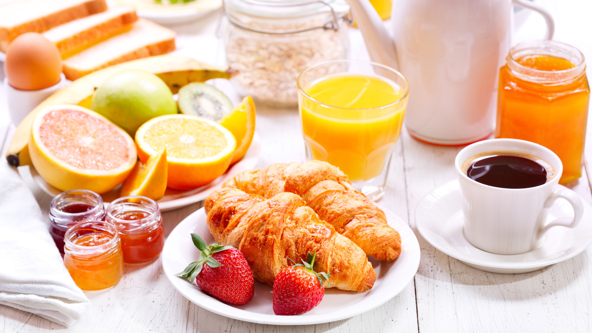 Круассаны с клубникой,мед и цитрусовые на завтрак