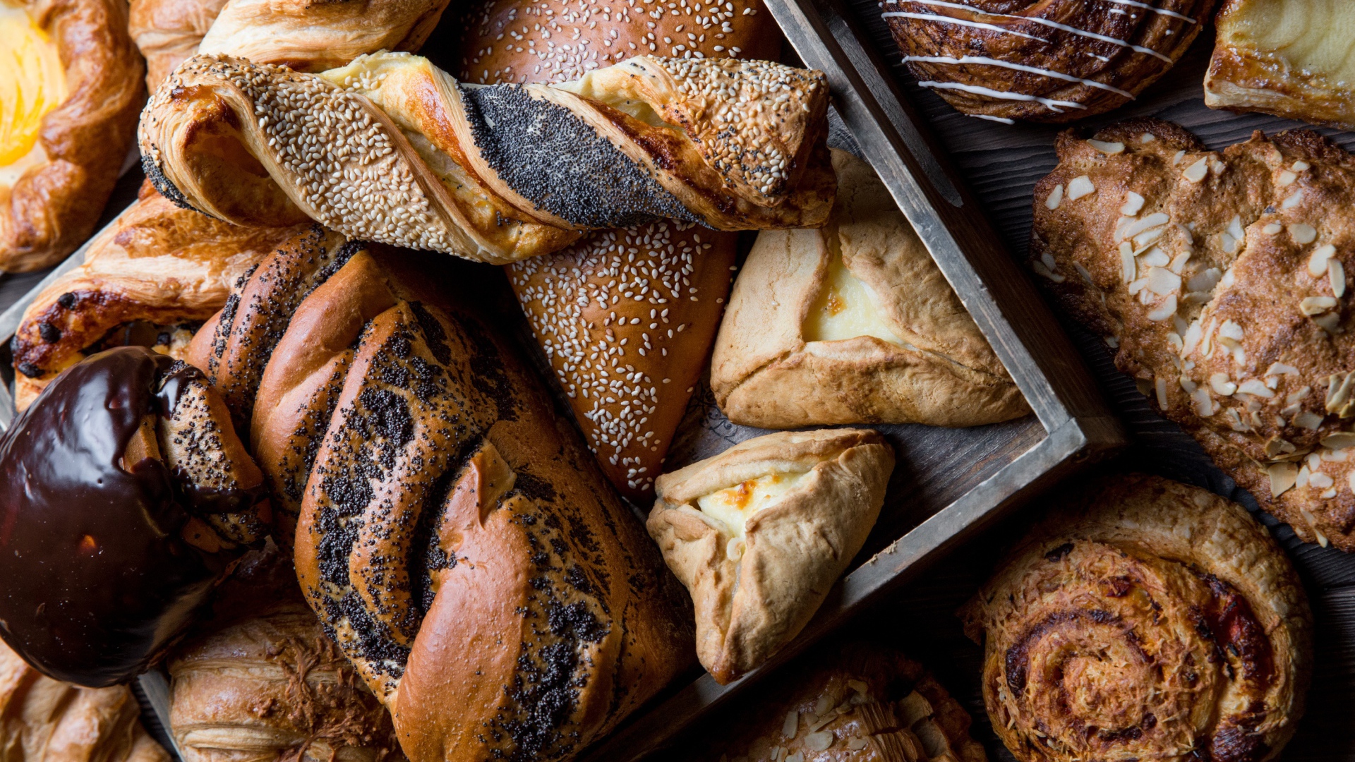 Свежая аппетитная сладкая выпечка с маком