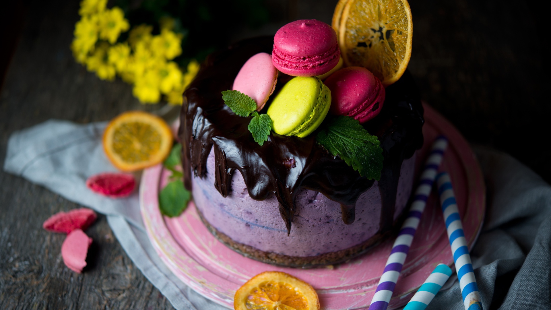 Торт из ягодного мусса с шоколадом украшен макарунами