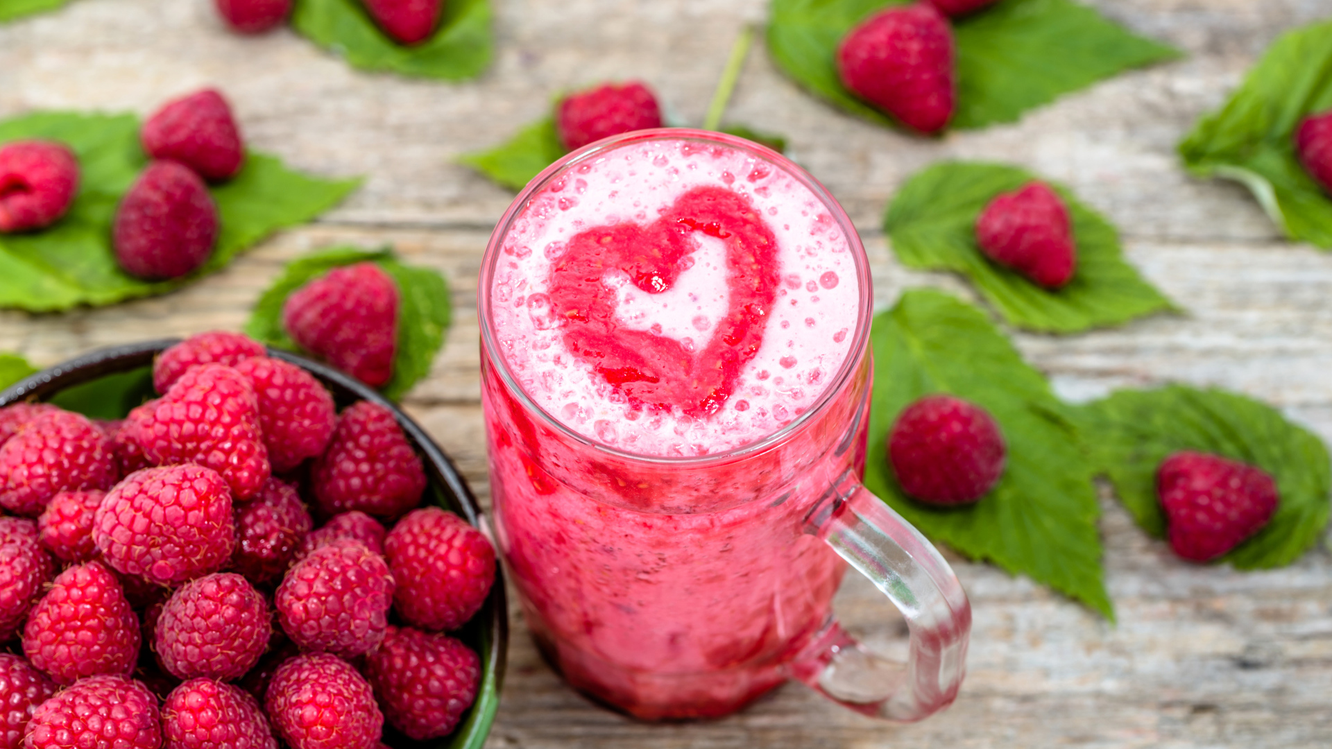 Бокал малинового коктейля со свежими ягодами малины