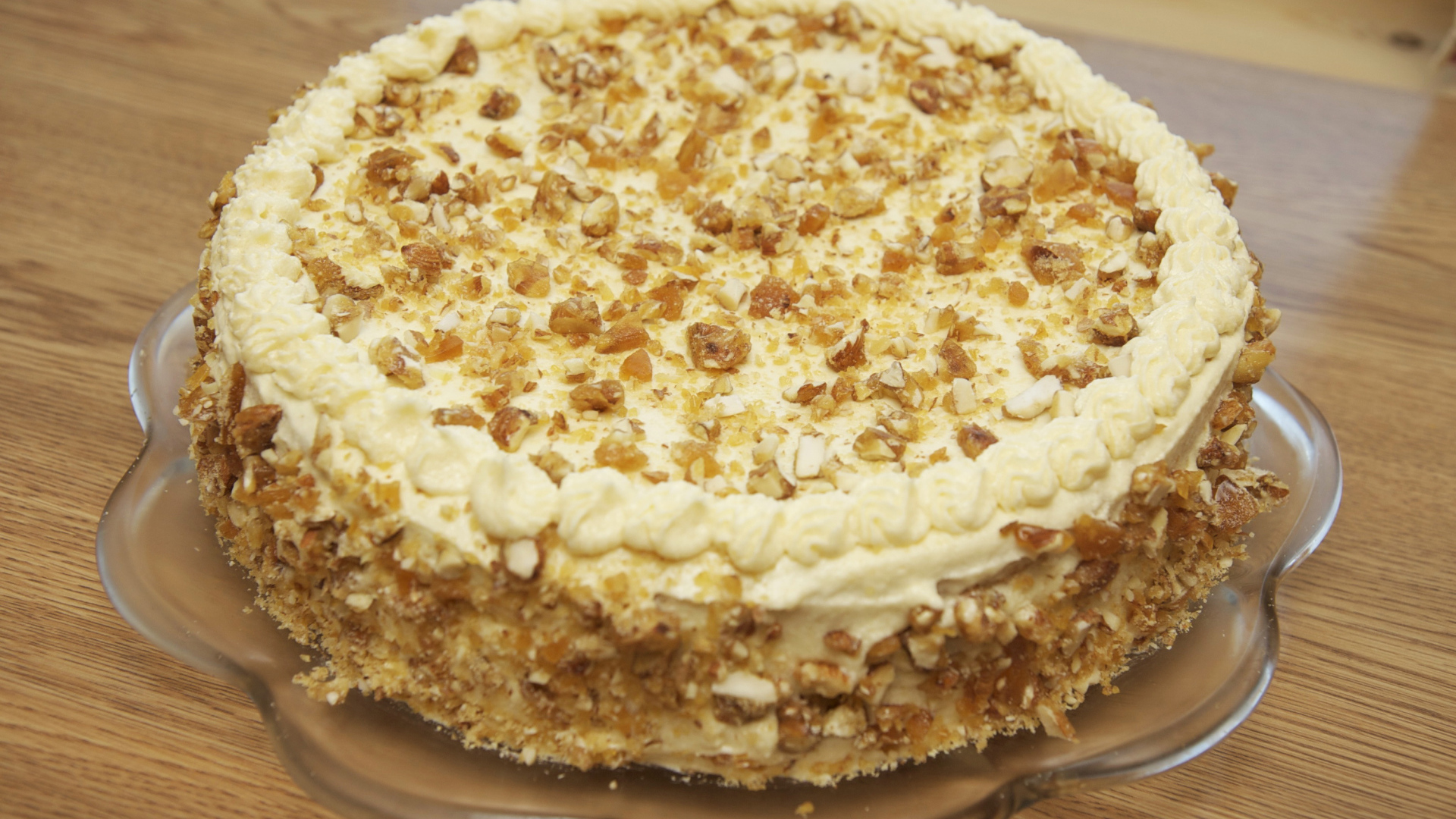 Большой торт с орехами на стеклянном блюде  