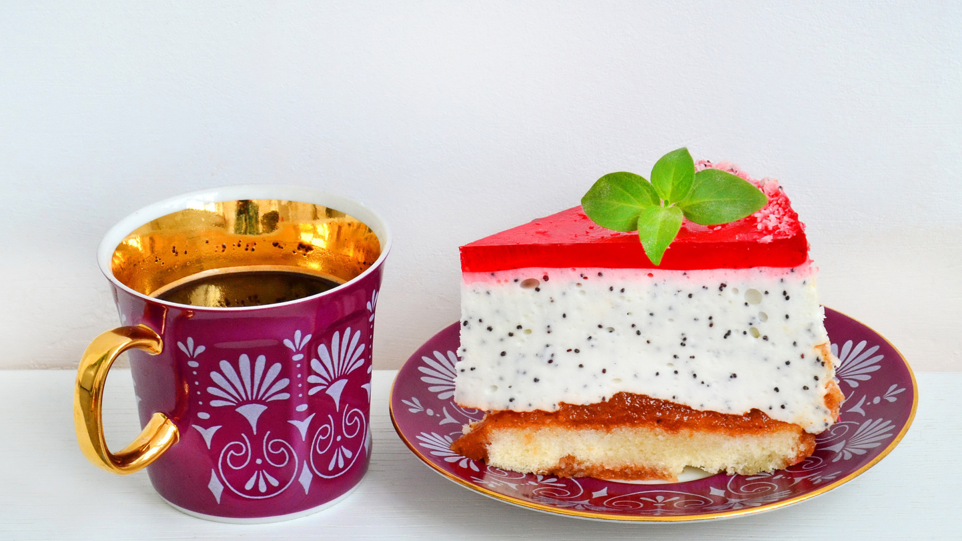 Кусок пирожного на тарелке с чашкой чая