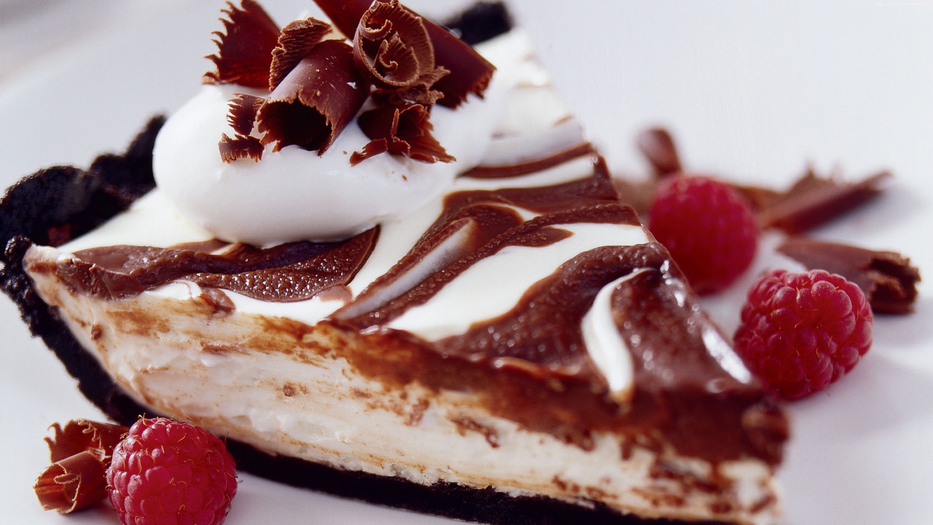 Кусок торта с шоколадом и свежей малиной