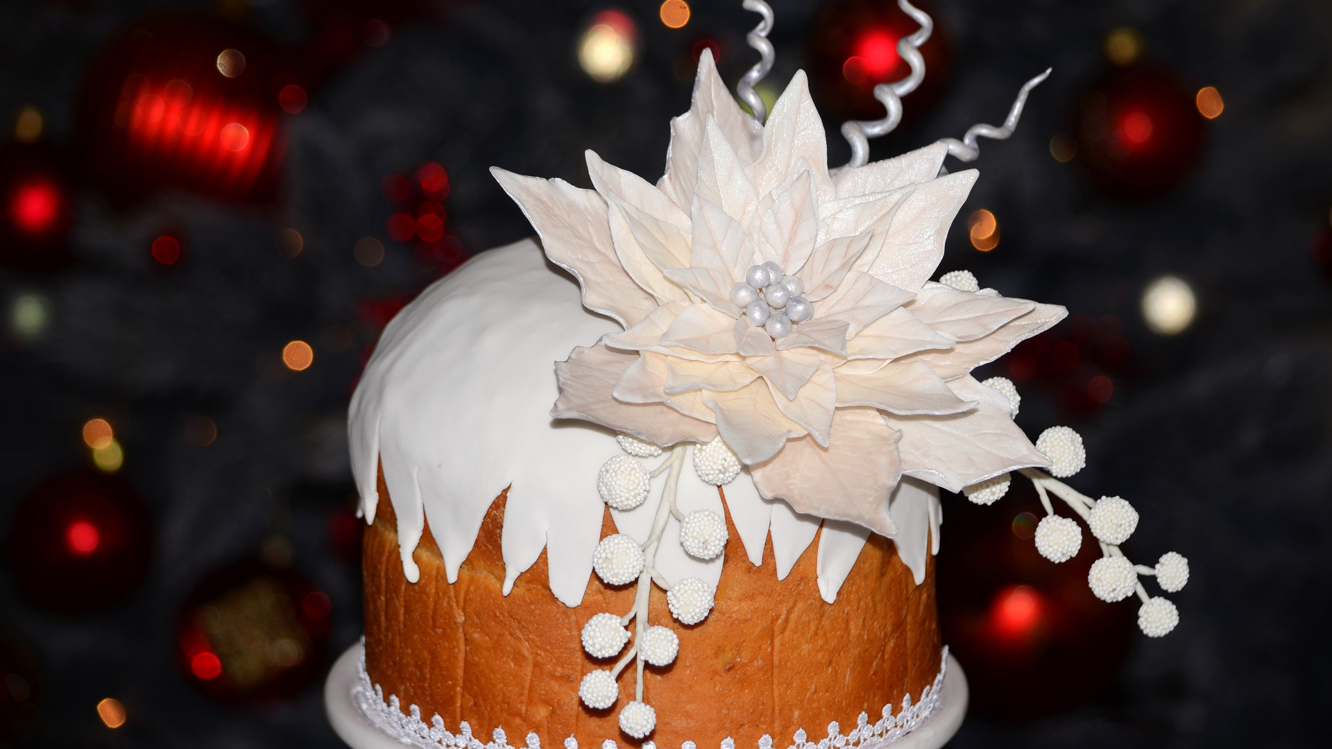 Аппетитный торт с красивым белым цветком