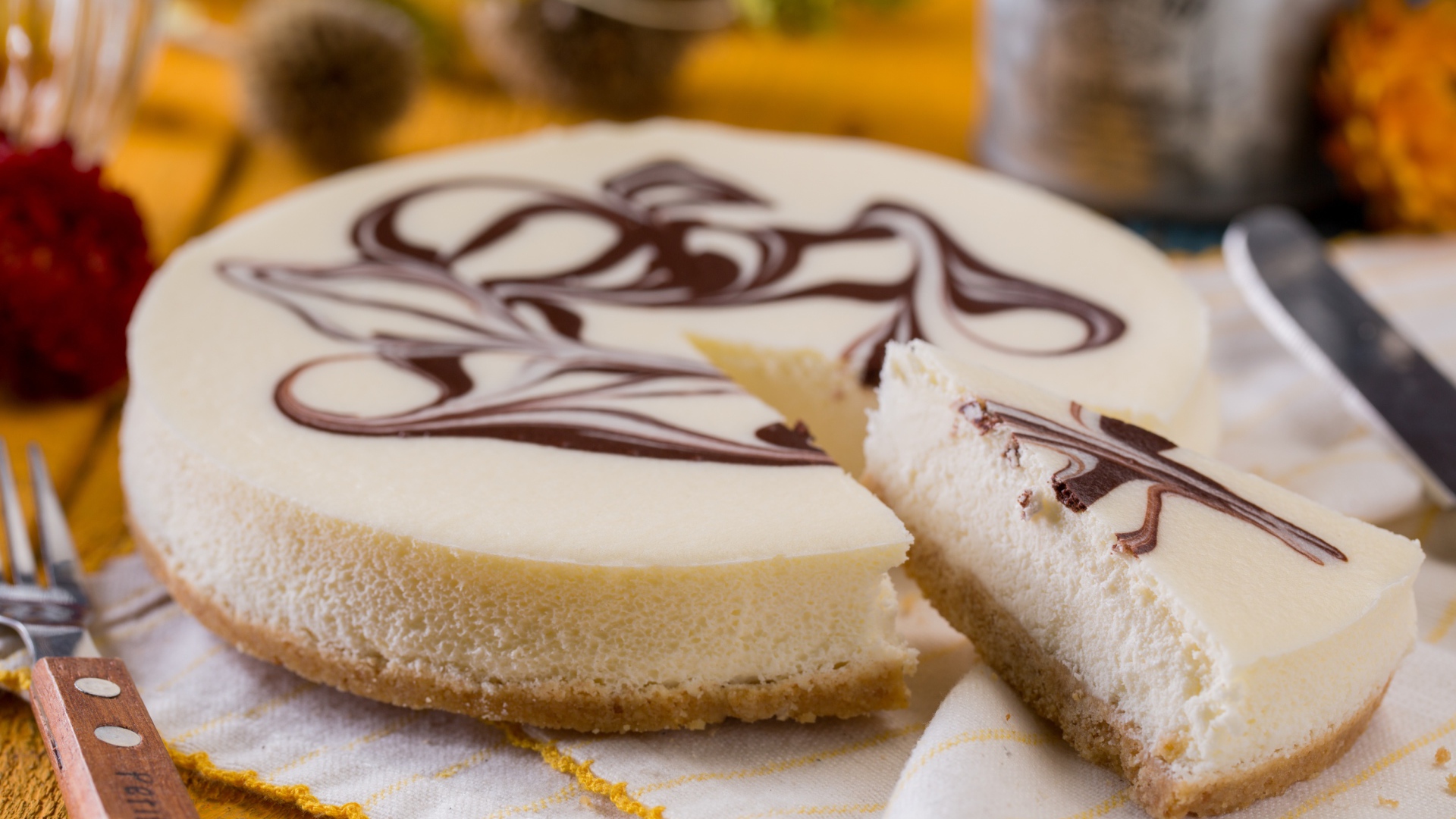 Аппетитный торт с шоколадным рисунком стоит на столе