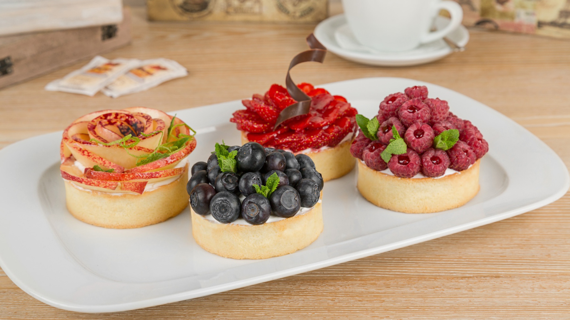 Аппетитные пирожные с ягодами на десерт