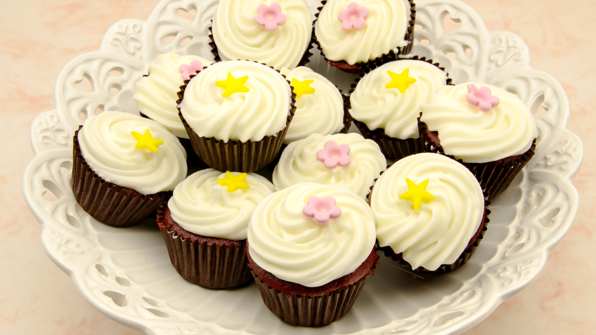 Аппетитные шоколадные капкейки с ванильным кремом