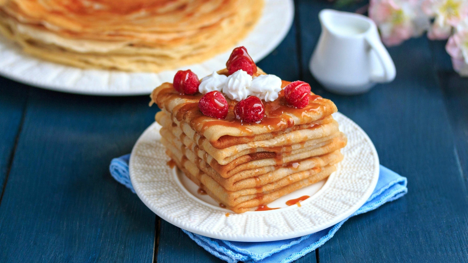 Аппетитные тонкие блинчики с ягодами малины и сиропом