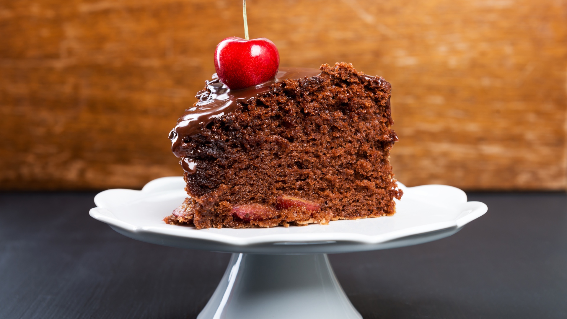 Аппетитный кусок пирога с шоколадом и ягодой черешни