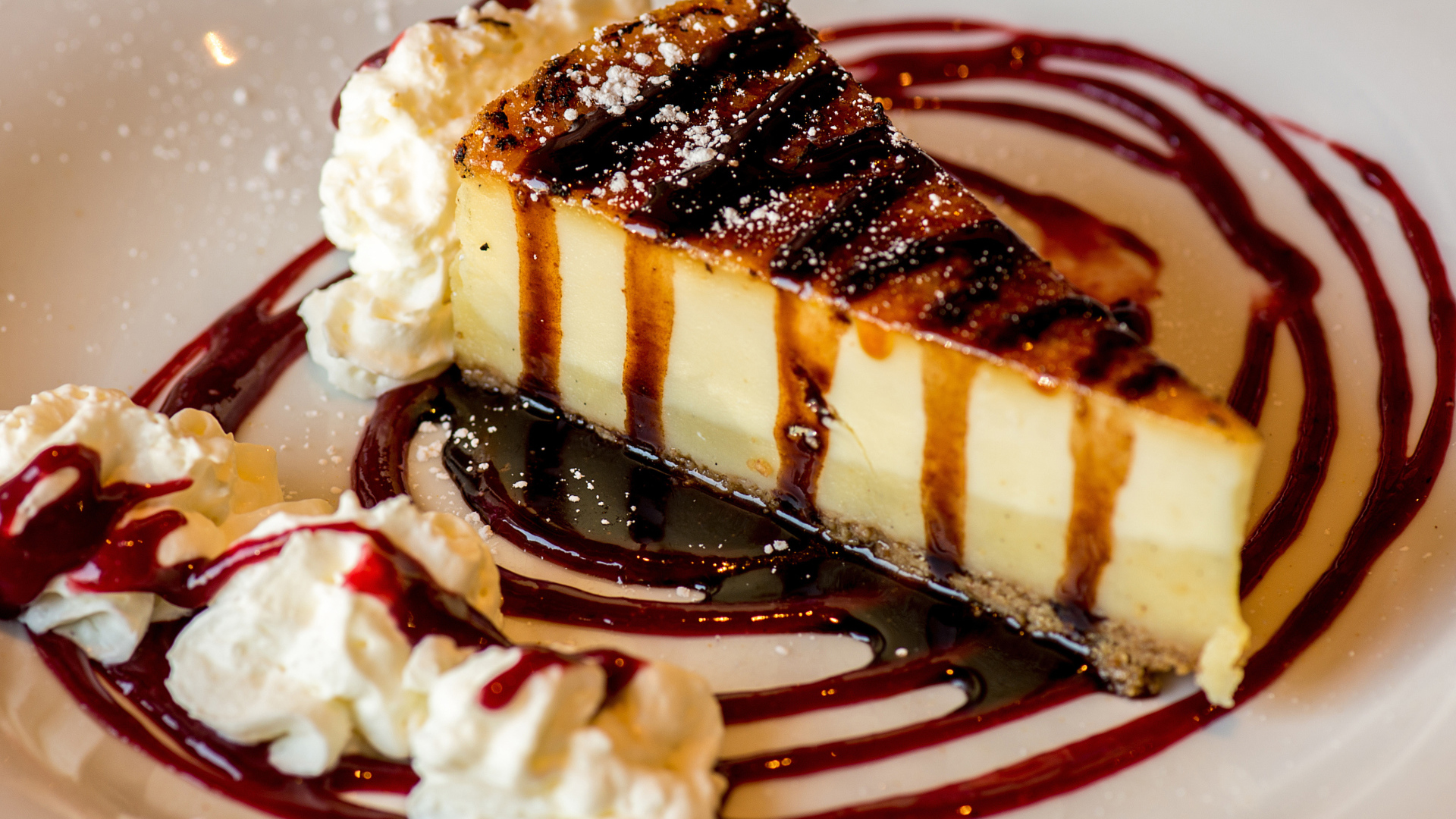 Аппетитный кусок чизкейка со сливками и клубничным джемом