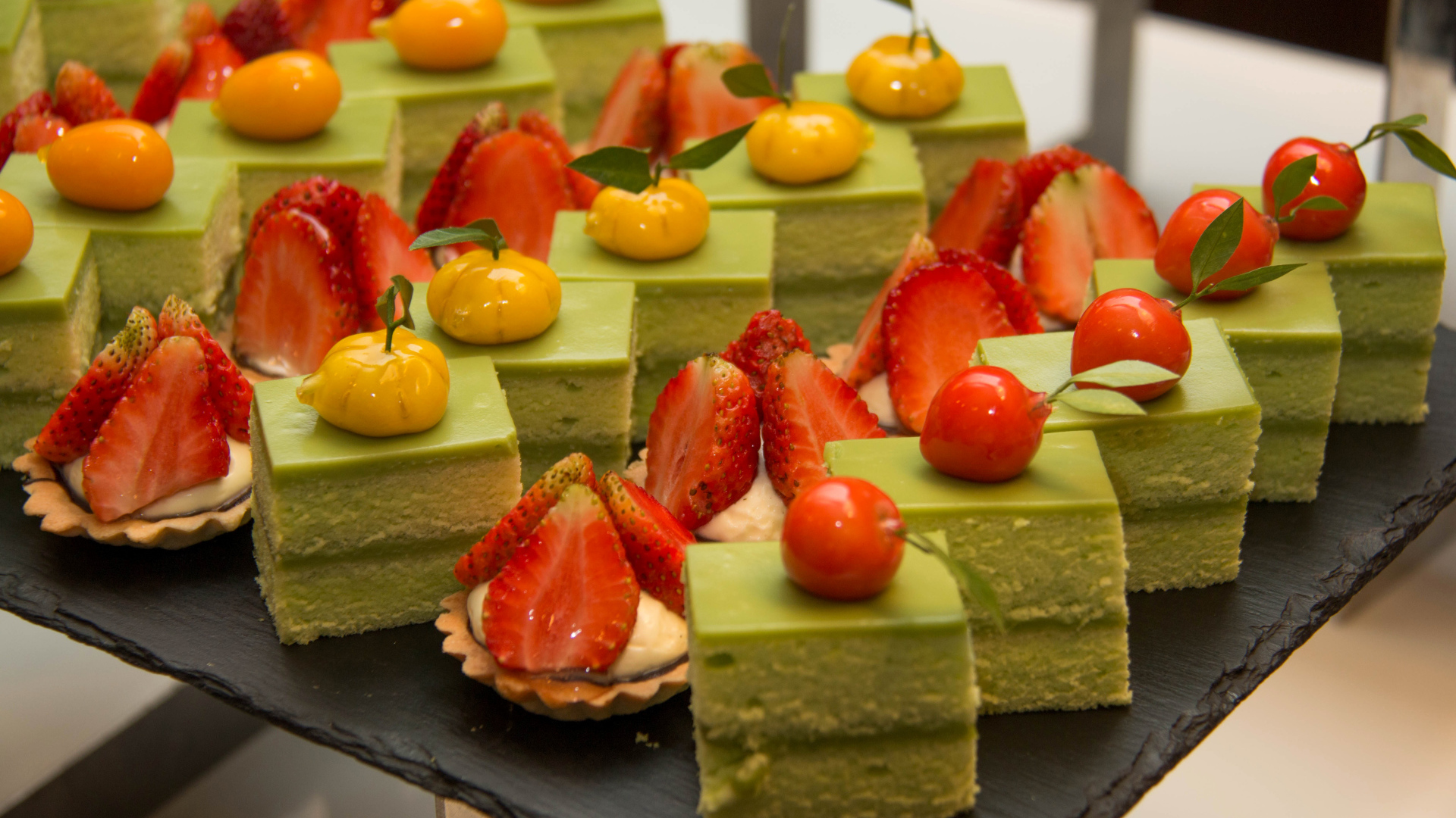 Аппетитные сладкие пирожные с вишней и клубникой