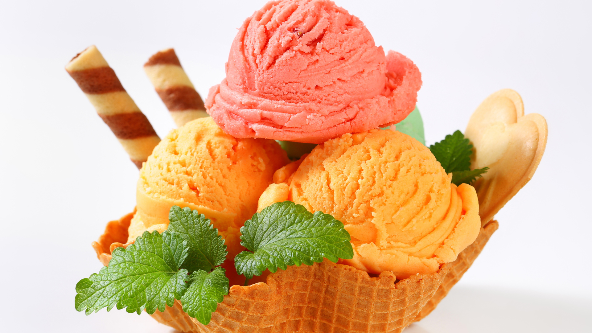 Шарики персикового и малинового мороженого в вафельной корзинке
