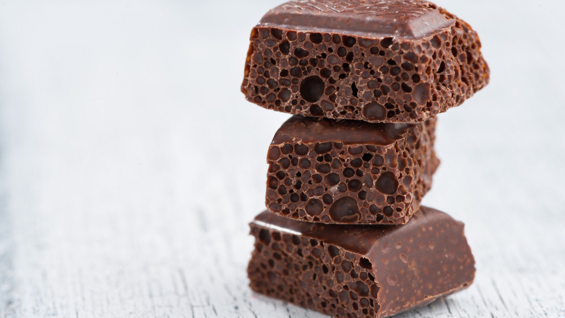 Черный пористый шоколад крупным планом