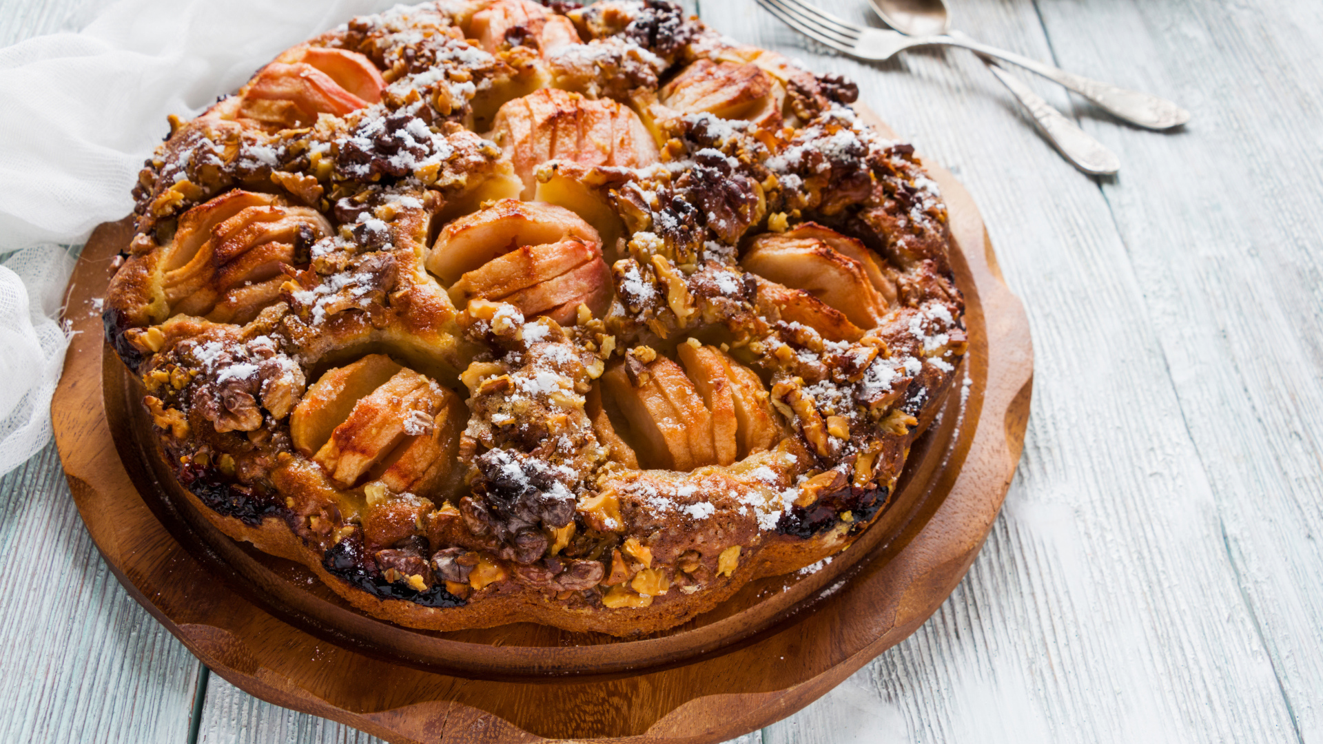 Пирог с яблоками и орехами на столе