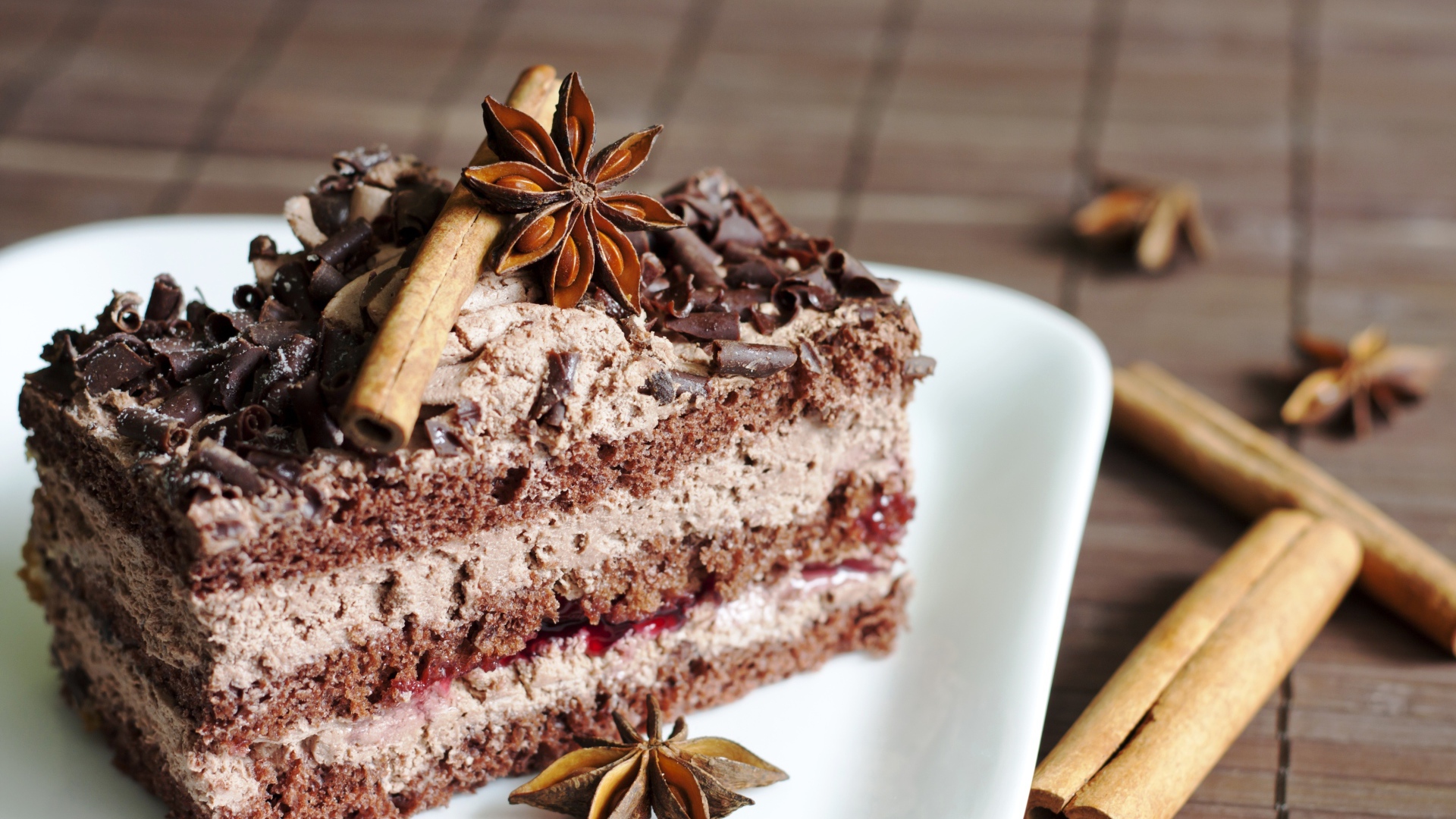 Пирожное с шоколадом, бадьяном и корицей