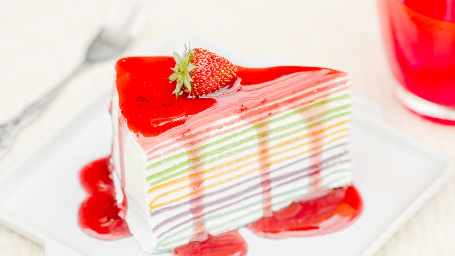 Торт с разноцветными коржами и клубничным джемом