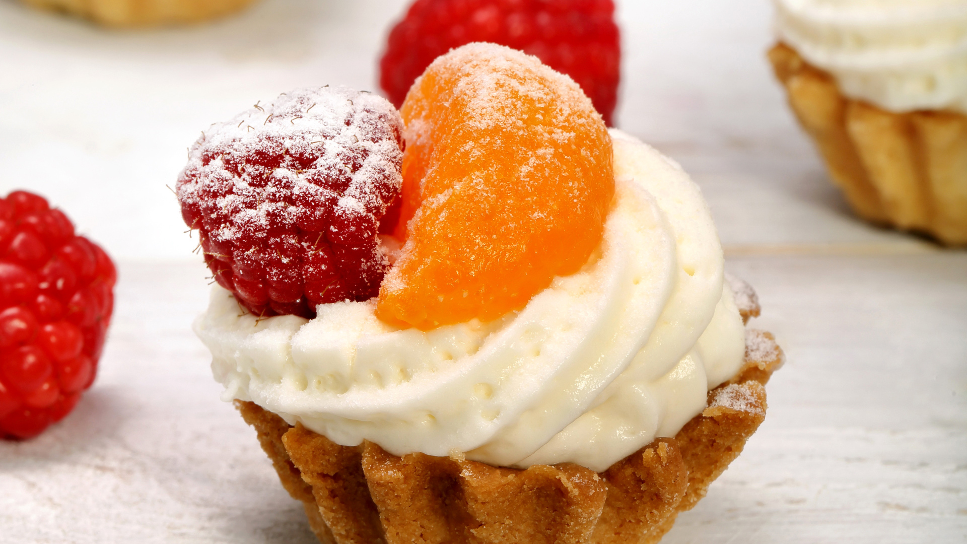 Пирожное со сливками, долькой мандарина и малиной