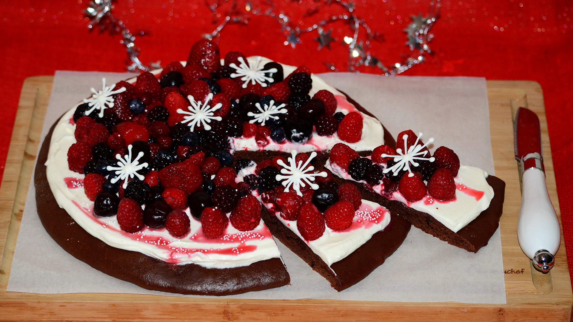 Праздничный пирог с ягодами на деревянной доске