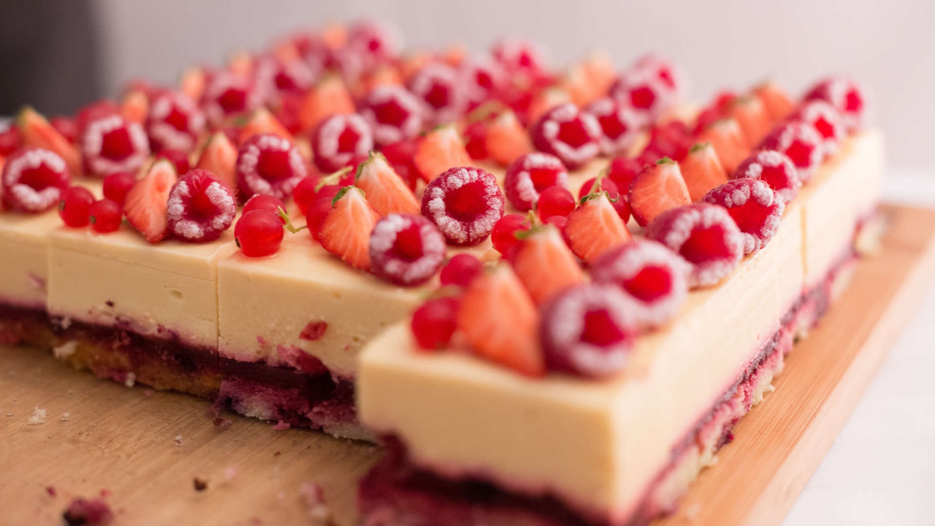 Пирожное чизкейк с ягодами малины и клубники