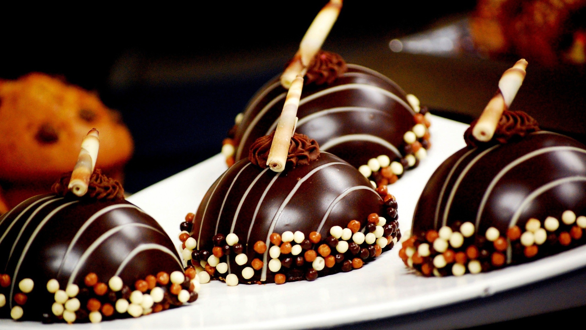 Шоколадные пирожные в глазури на десерт