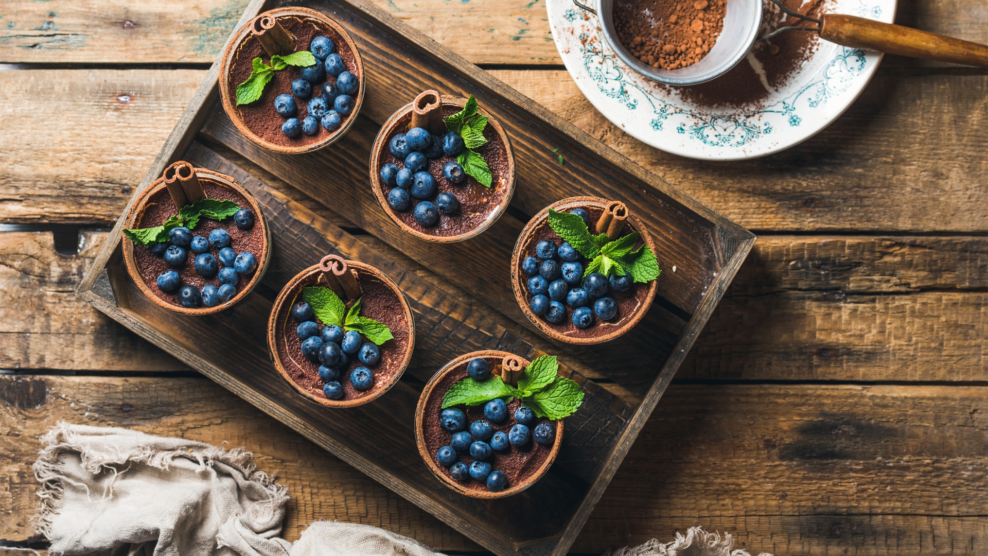 Шоколадный десерт с корицей и ягодами черники