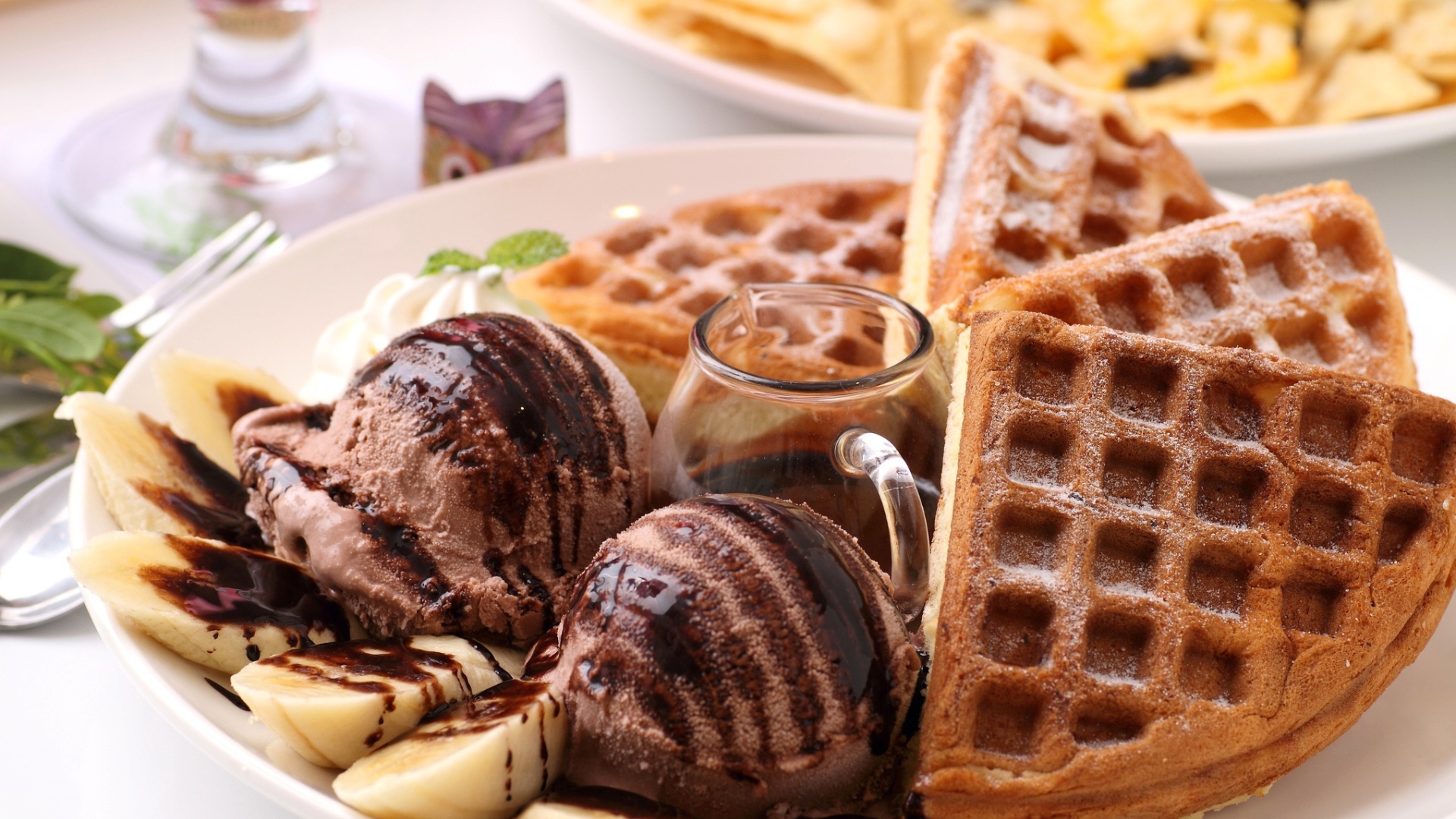 Кофейное мороженое с вафлями и бананами на тарелке