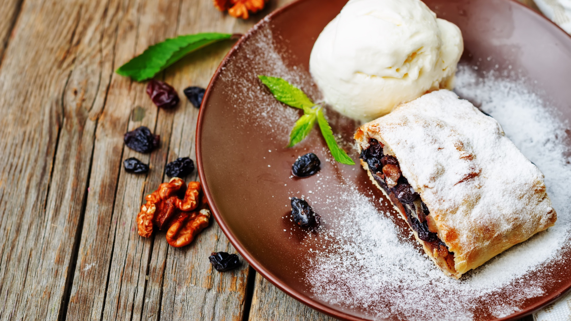 Вкусное печенье с изюмом и мороженое 