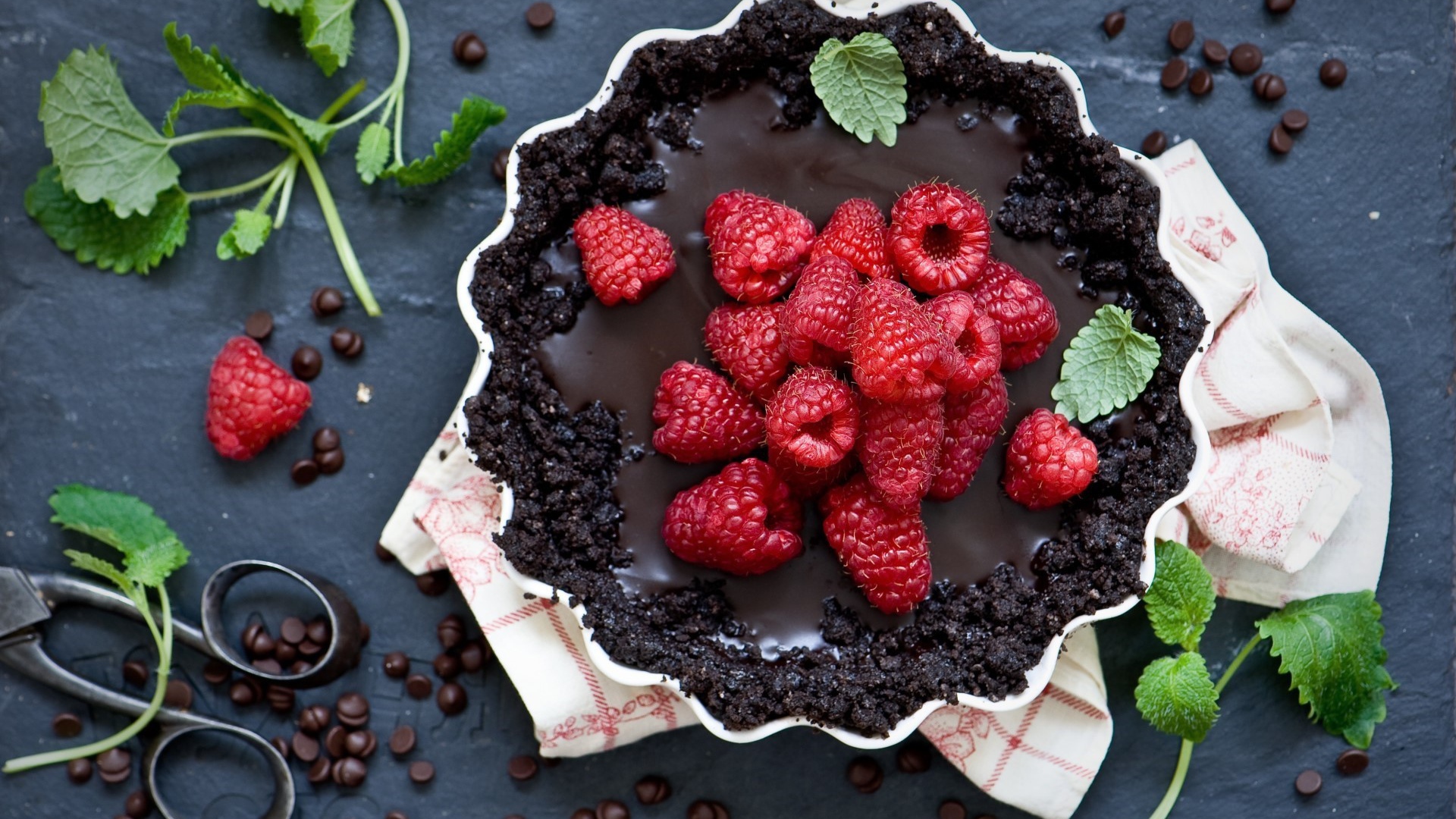 Вкусный торт со свежей малиной 