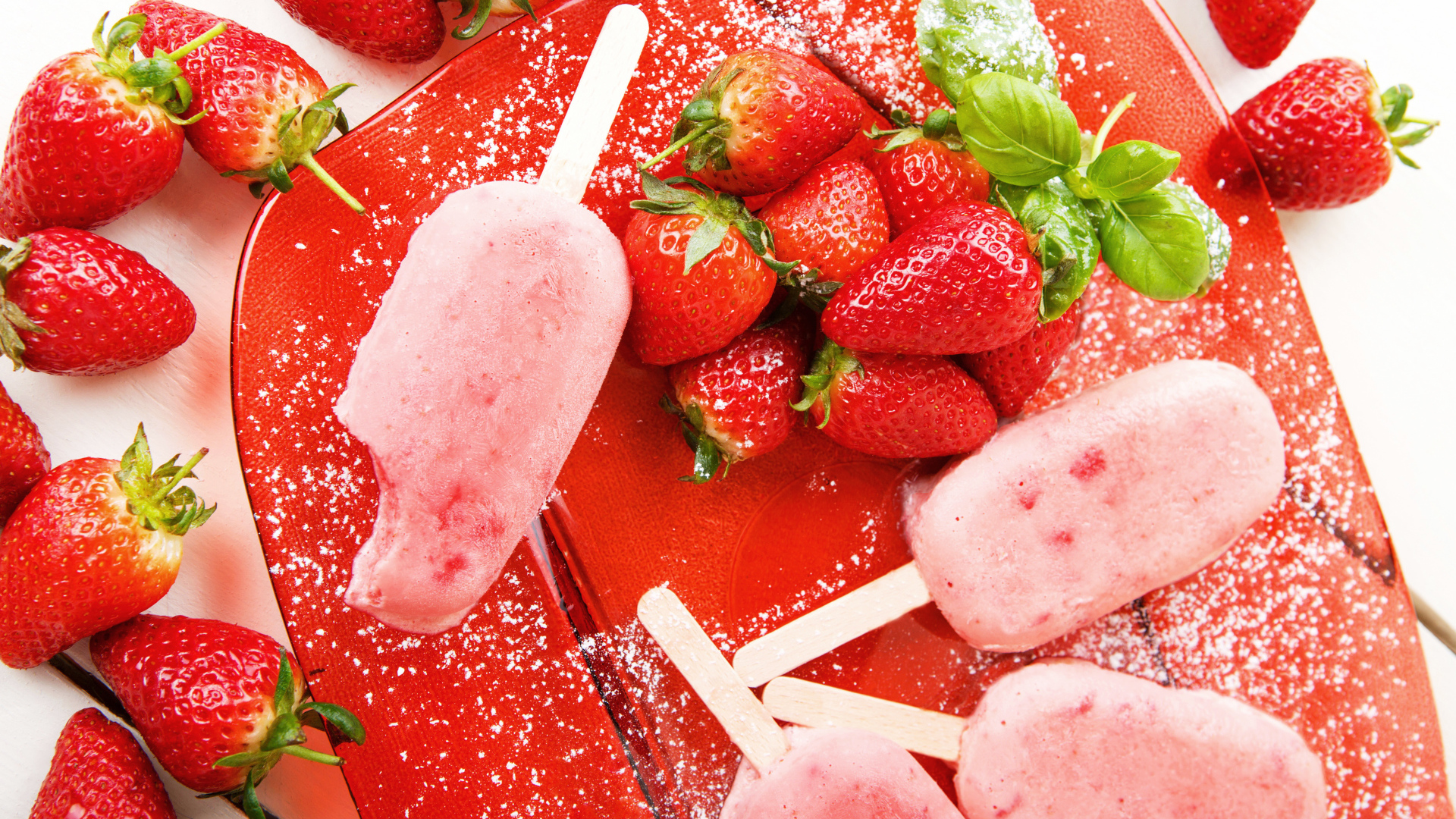 Вкусное клубничное мороженое со свежей клубникой 