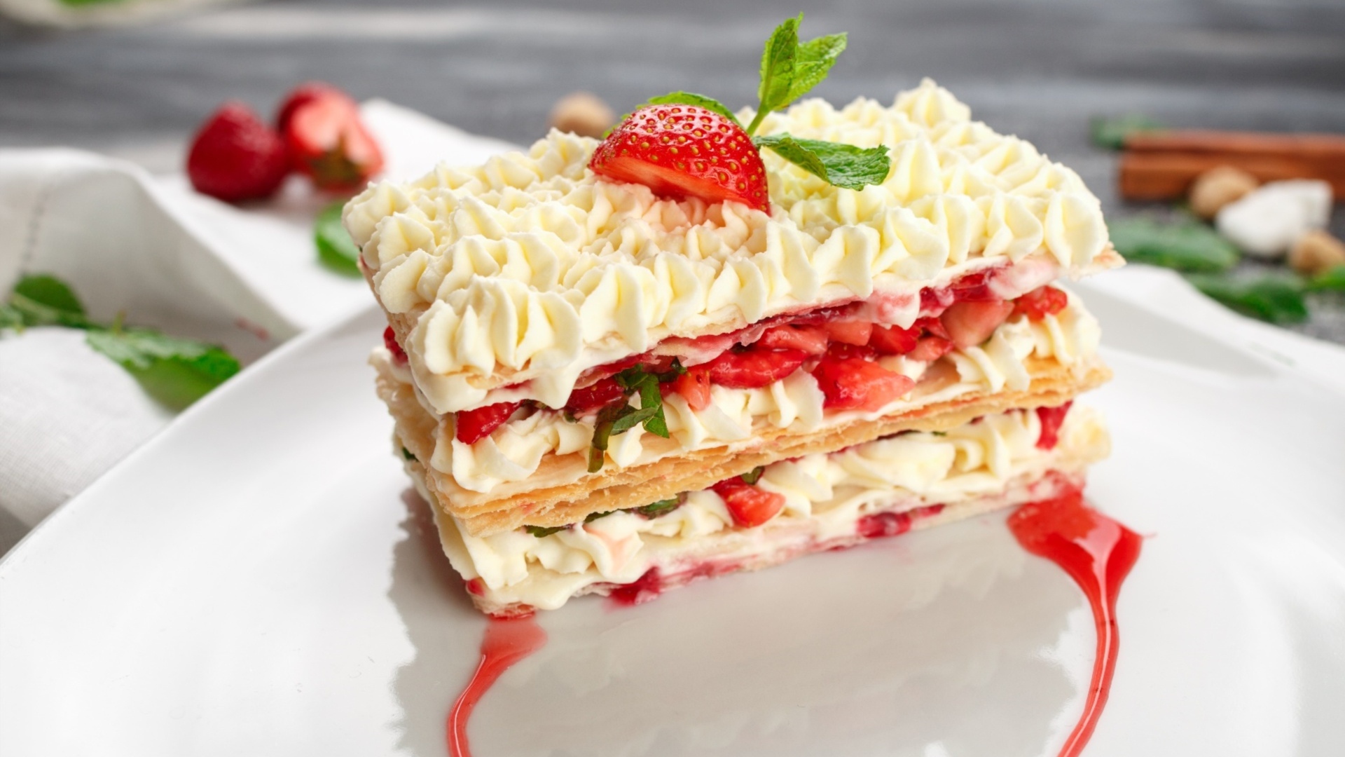 Вкусное сладкое пирожное с кремом и клубникой